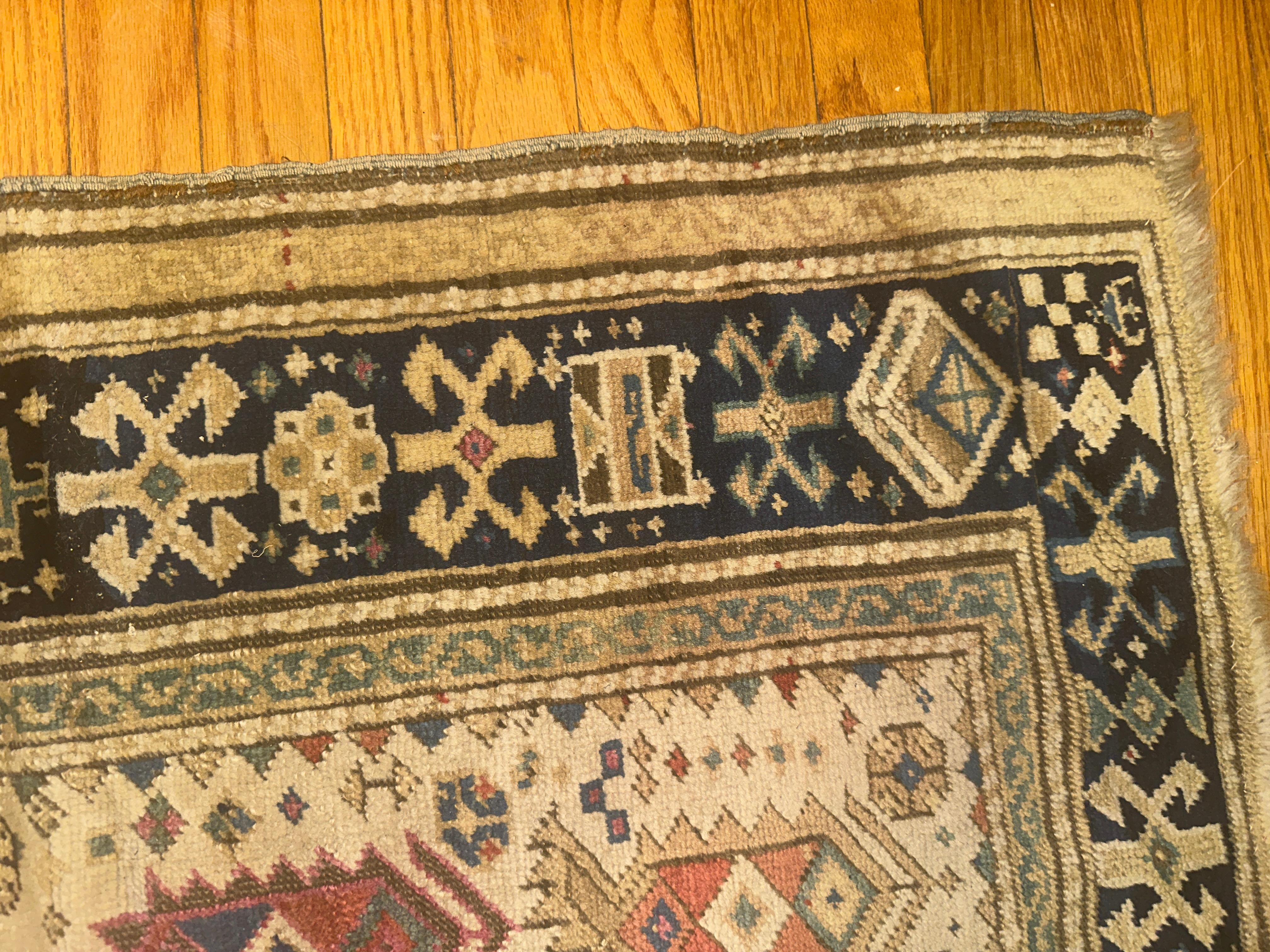 Antiker kaukasischer orientalischer Gebetsteppich aus dem 19. Jahrhundert - RR5258 im Angebot 13