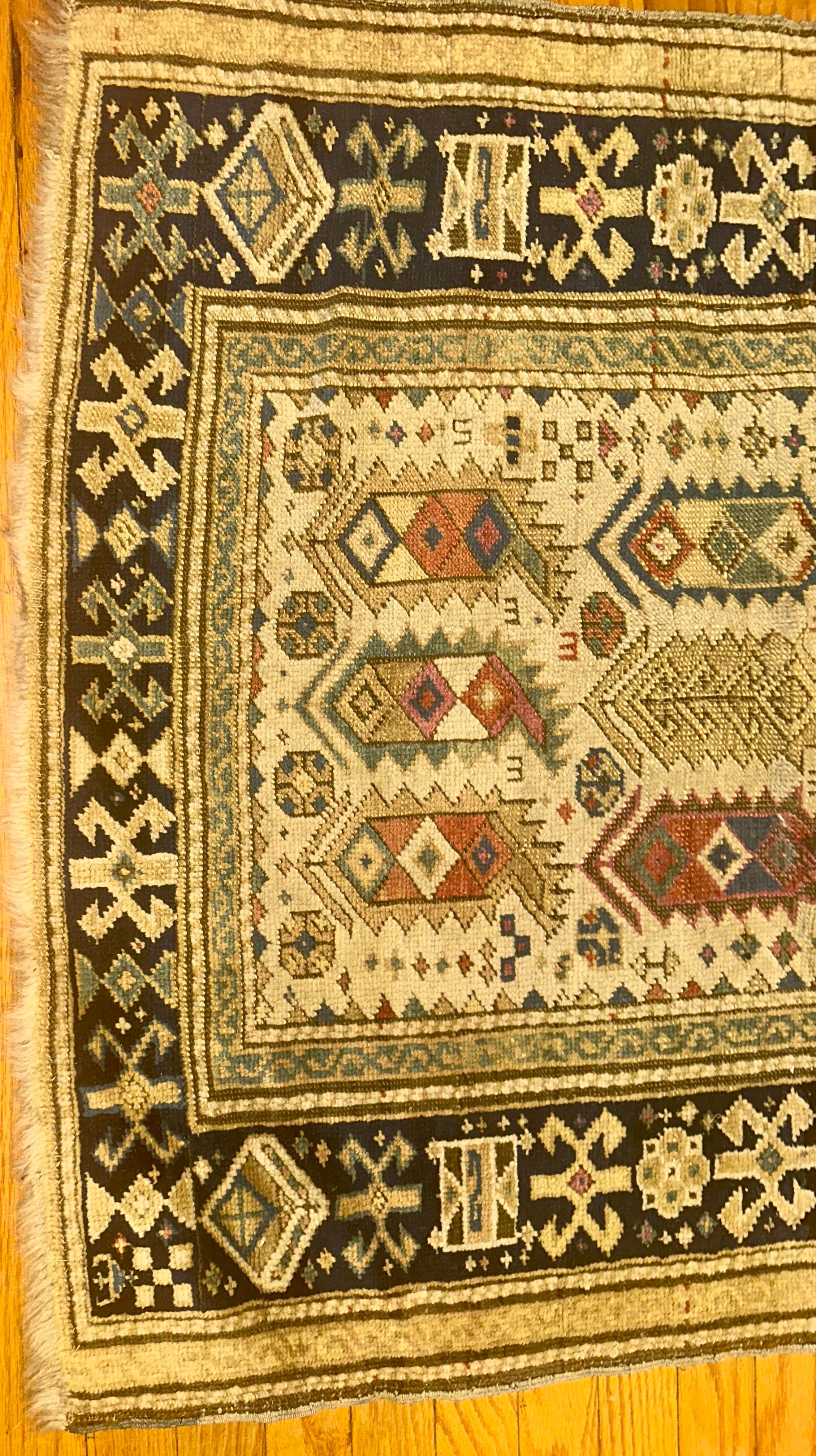 Antiker kaukasischer orientalischer Gebetsteppich aus dem 19. Jahrhundert - RR5258 (20. Jahrhundert) im Angebot