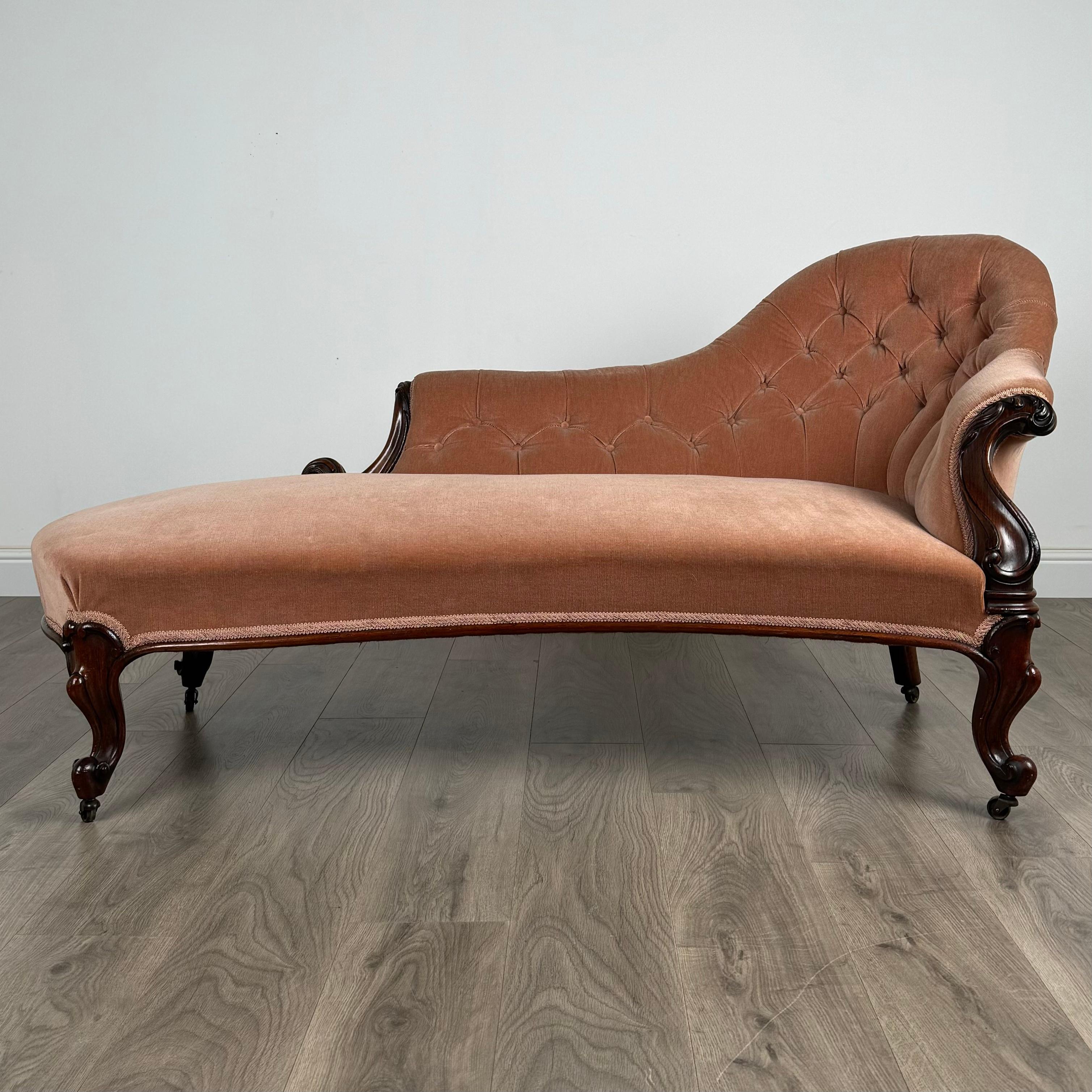Prova l'epitome del lusso con questa raffinata chaise longue antica in mogano del XIX secolo, realizzata intorno al 1860, che vanta un'eleganza senza tempo e una qualità eccezionale. Questo affascinante mobile emana raffinatezza e charme, rendendolo