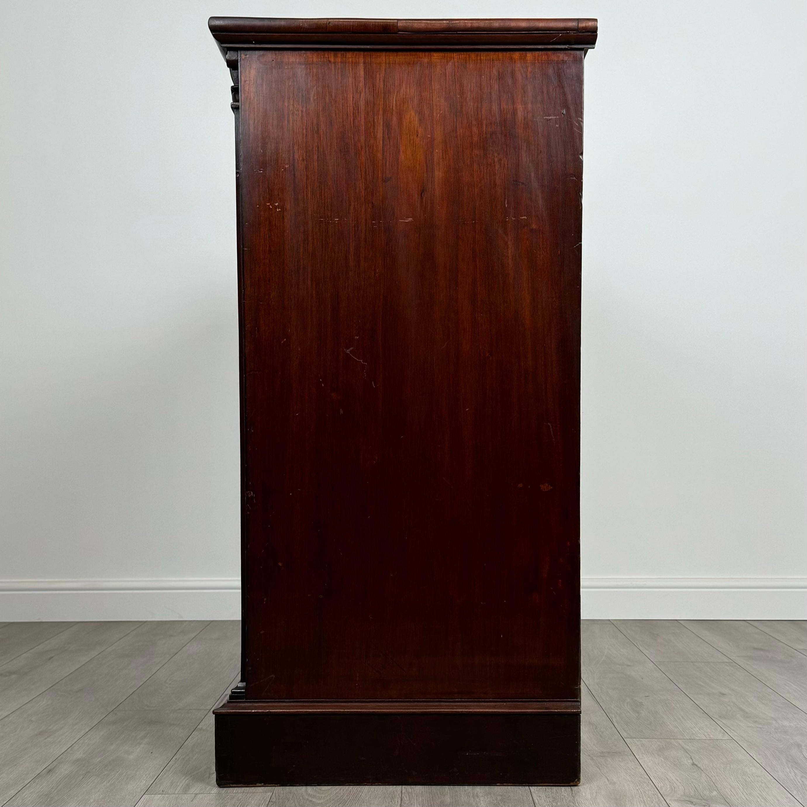 XIXe siècle Ancienne commode du 19ème siècle en acajou (REF AF-3673) en vente
