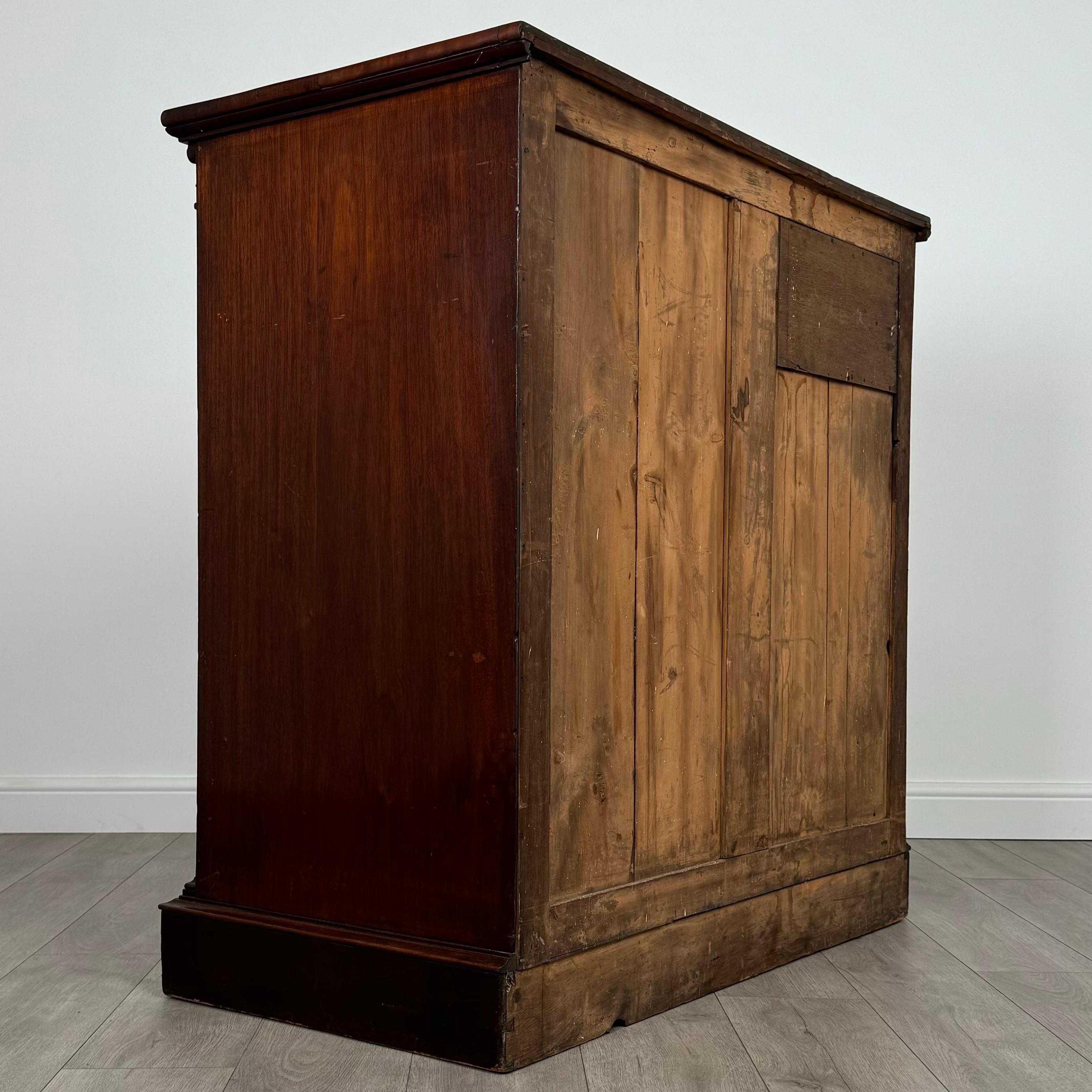 Acajou Ancienne commode du 19ème siècle en acajou (REF AF-3673) en vente
