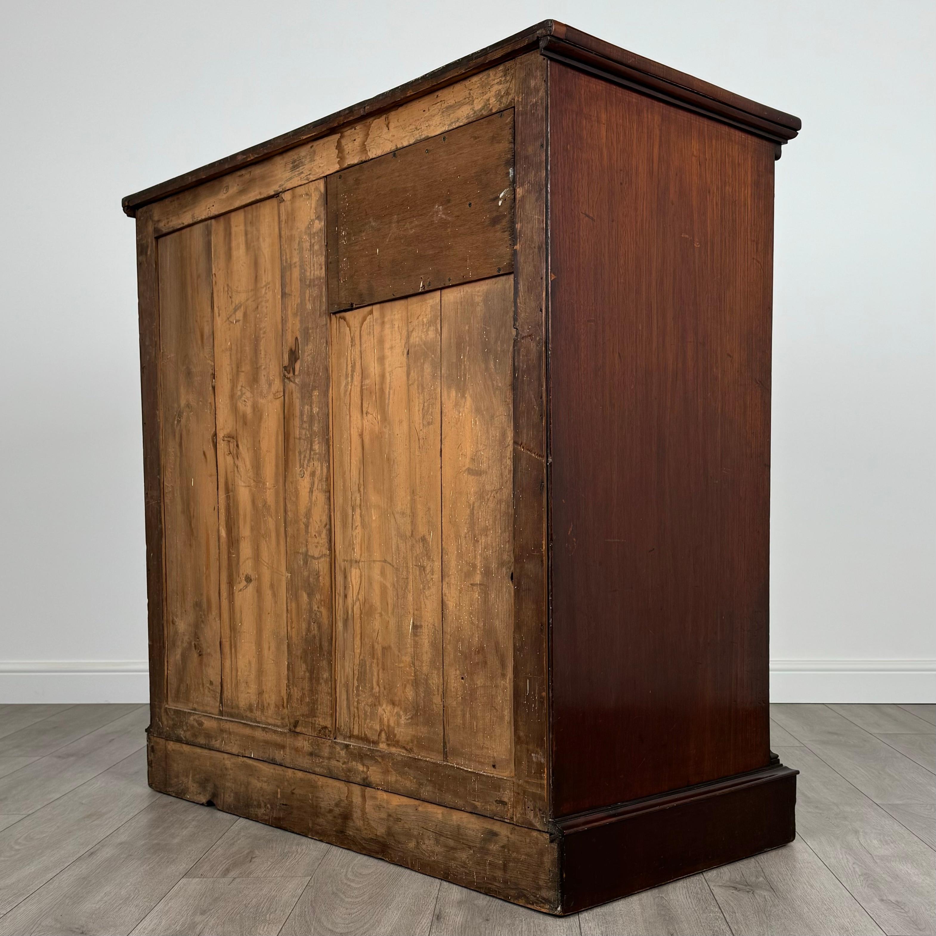 Ancienne commode du 19ème siècle en acajou (REF AF-3673) en vente 2