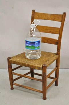 Petite chaise d'appoint ancienne Child Shakers du 19e siècle à dossier en échelle en érable et joncs