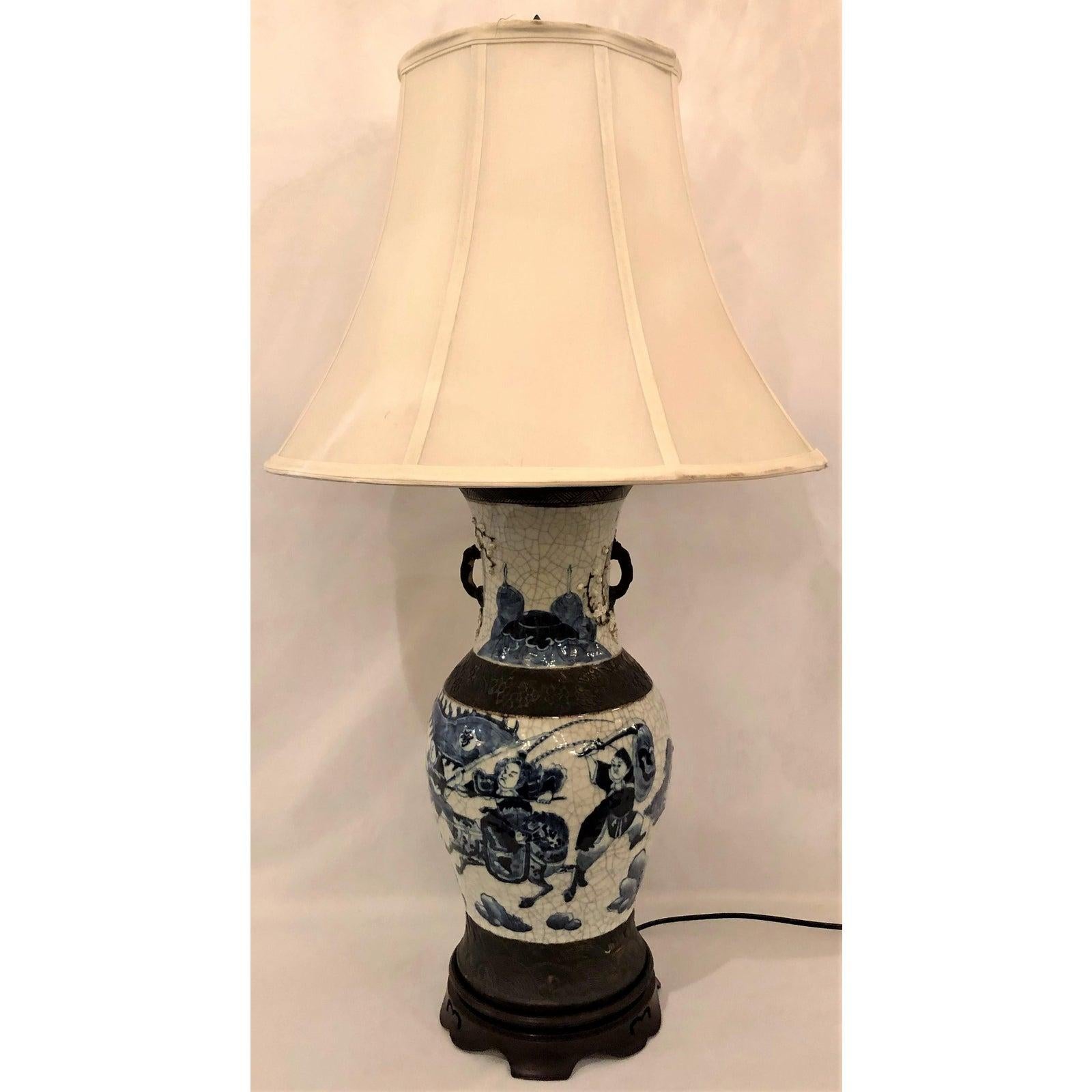 Pour les amateurs de lampes bleues et blanches, voici une belle lampe qui repose sur un socle en acajou sculpté.
 