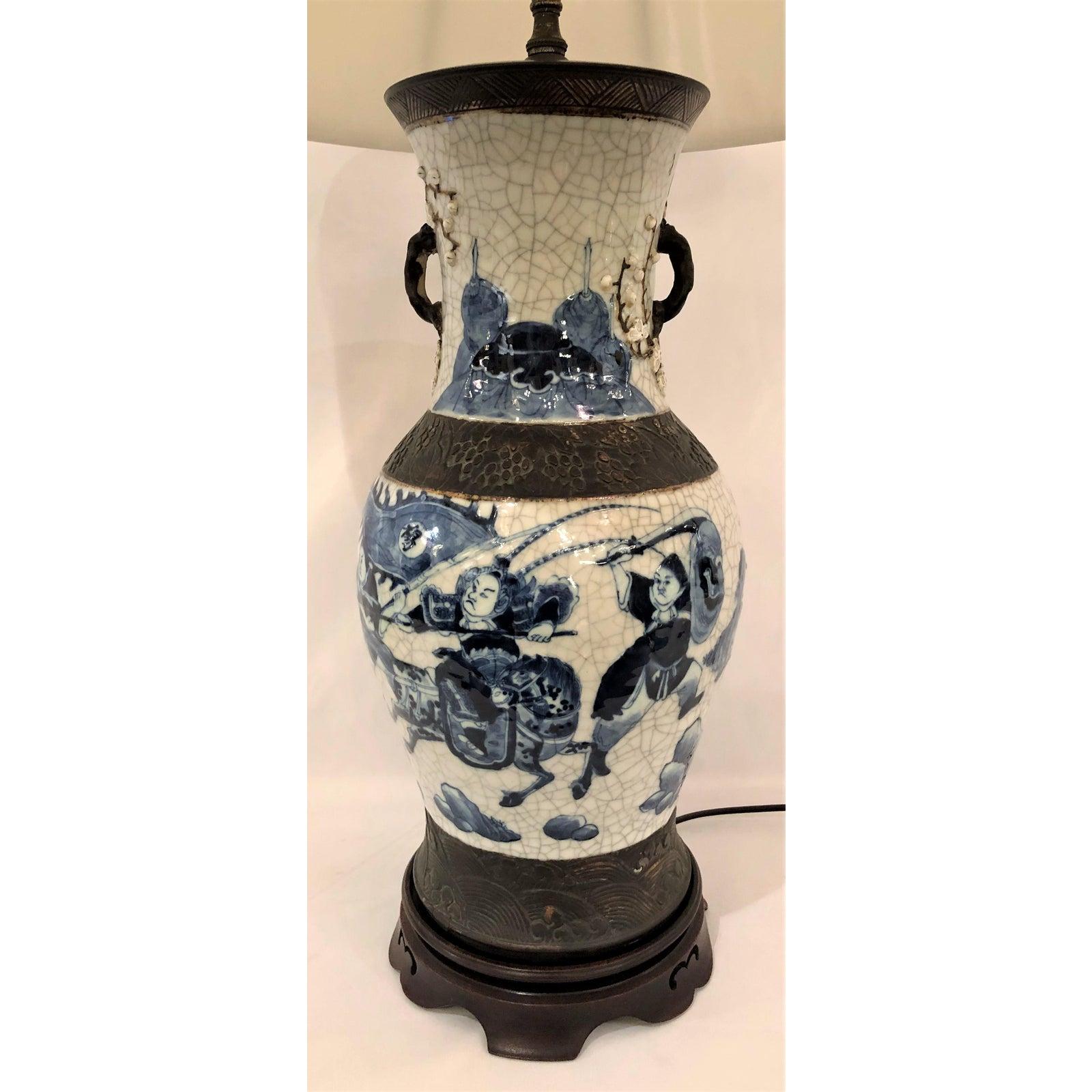 Chinois Lampe chinoise ancienne du 19ème siècle en porcelaine bleue et blanche en vente