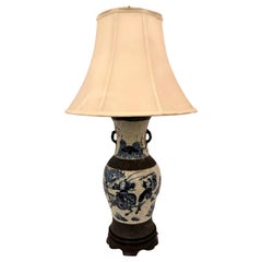 Lámpara china antigua de porcelana azul y blanca del siglo XIX