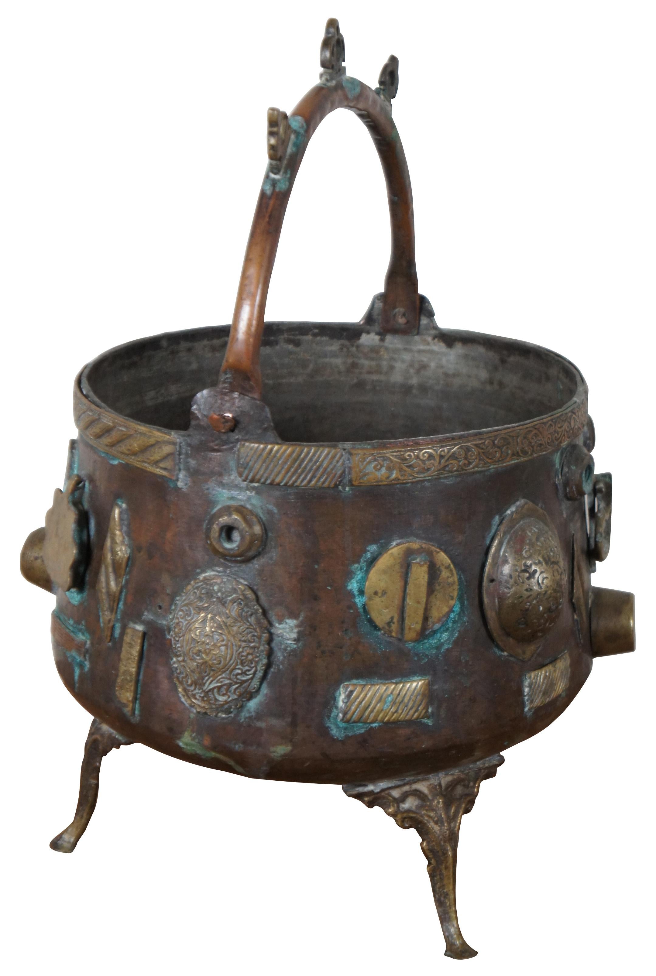 Antique bronze cauldron with tripod base and swivel handle, decorated with etched ornate medallions going along the body. Circa 19th century.

Provenance : Jerome Schottenstein Estate, Columbus Ohio. Jerome was was an American entrepreneur and