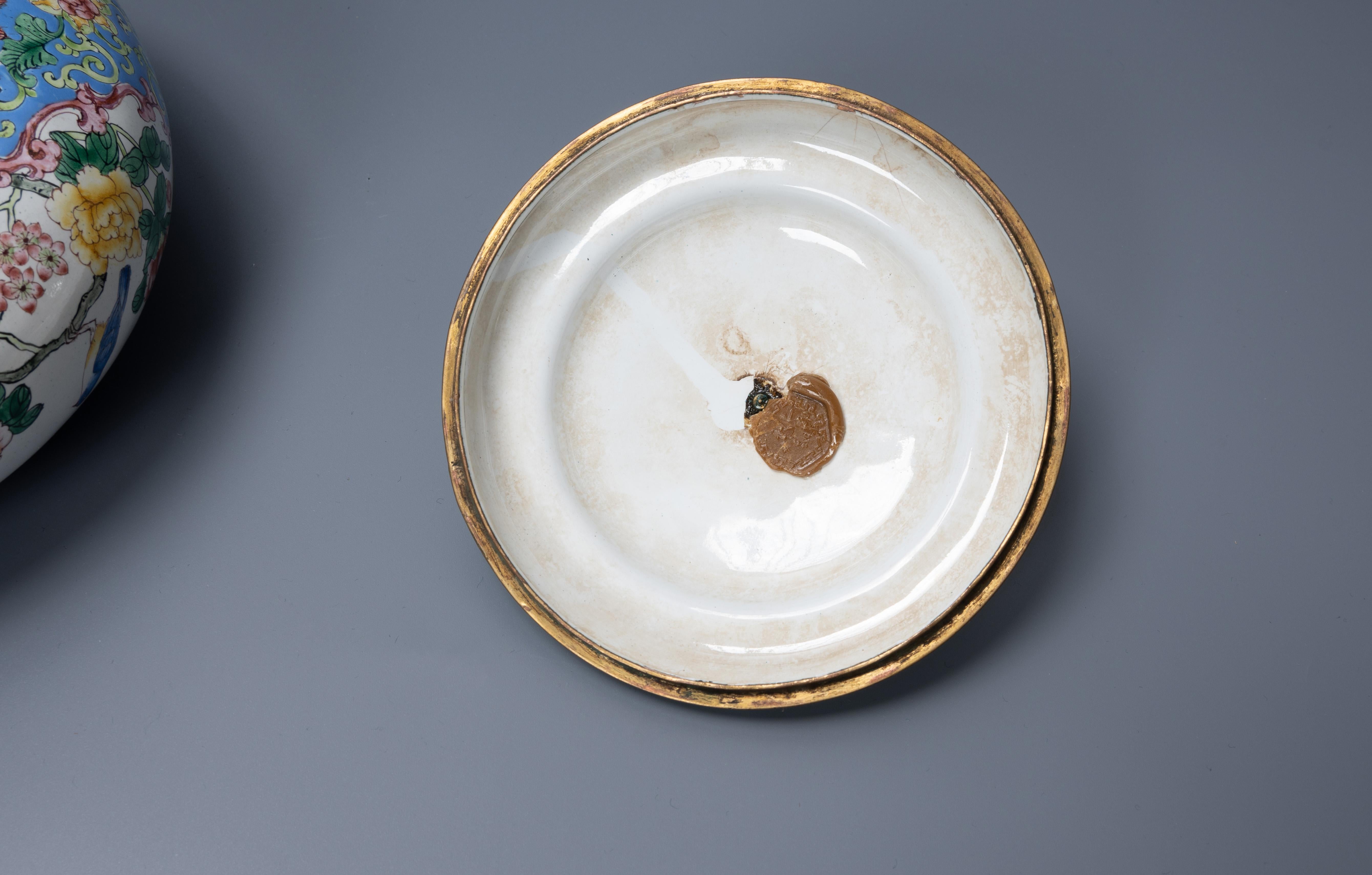 Antiker chinesischer Kanton-Emaille-Topf und Deckel im Qianlong-Stil des 19. Jahrhunderts im Angebot 7