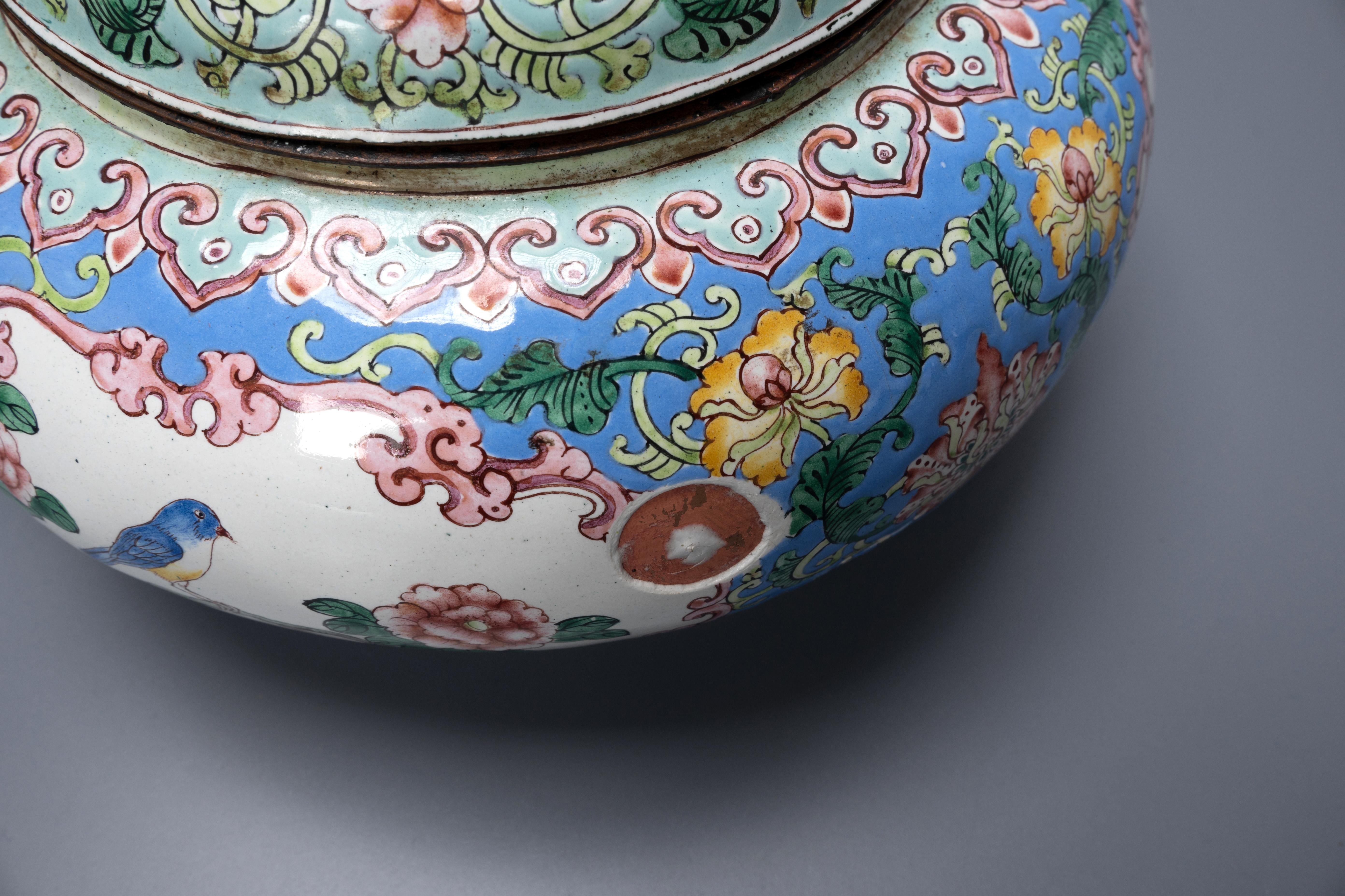 Antiker chinesischer Kanton-Emaille-Topf und Deckel im Qianlong-Stil des 19. Jahrhunderts (Qing-Dynastie) im Angebot