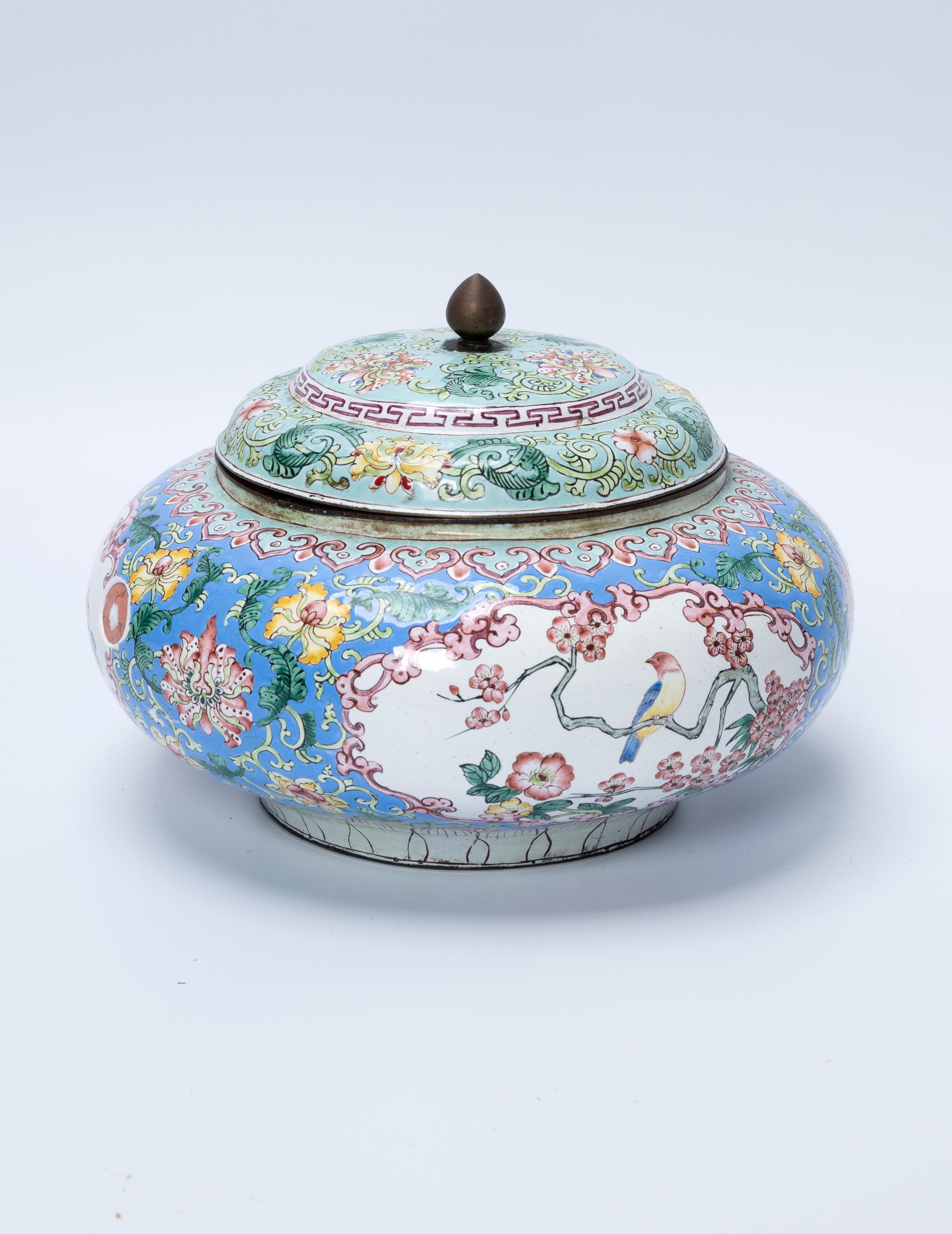 Antique 19th Century Chinese Canton Qianlong Style Enamel Pot And Lid For Sale 1