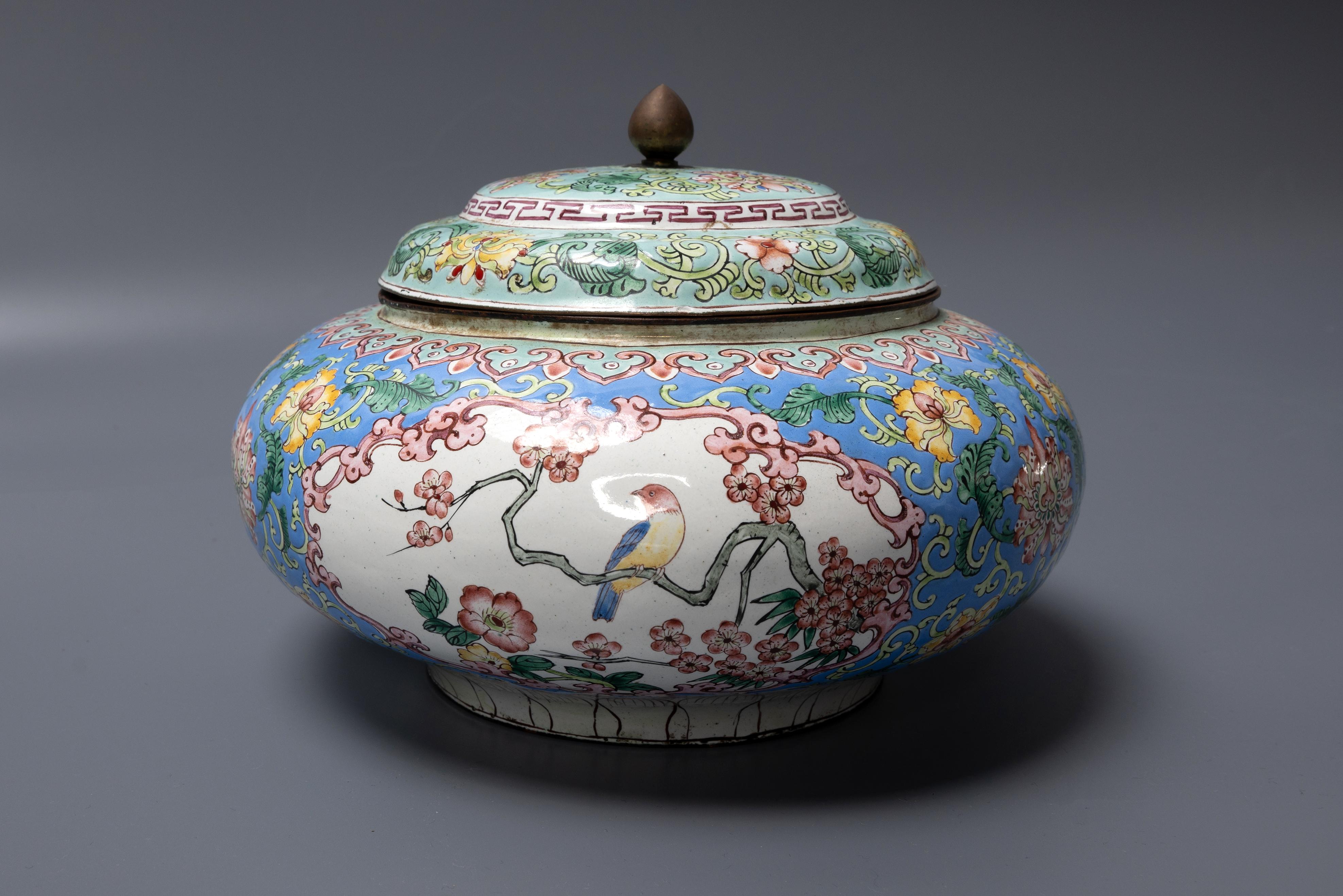 Antique 19th Century Chinese Canton Qianlong Style Enamel Pot And Lid For Sale 2