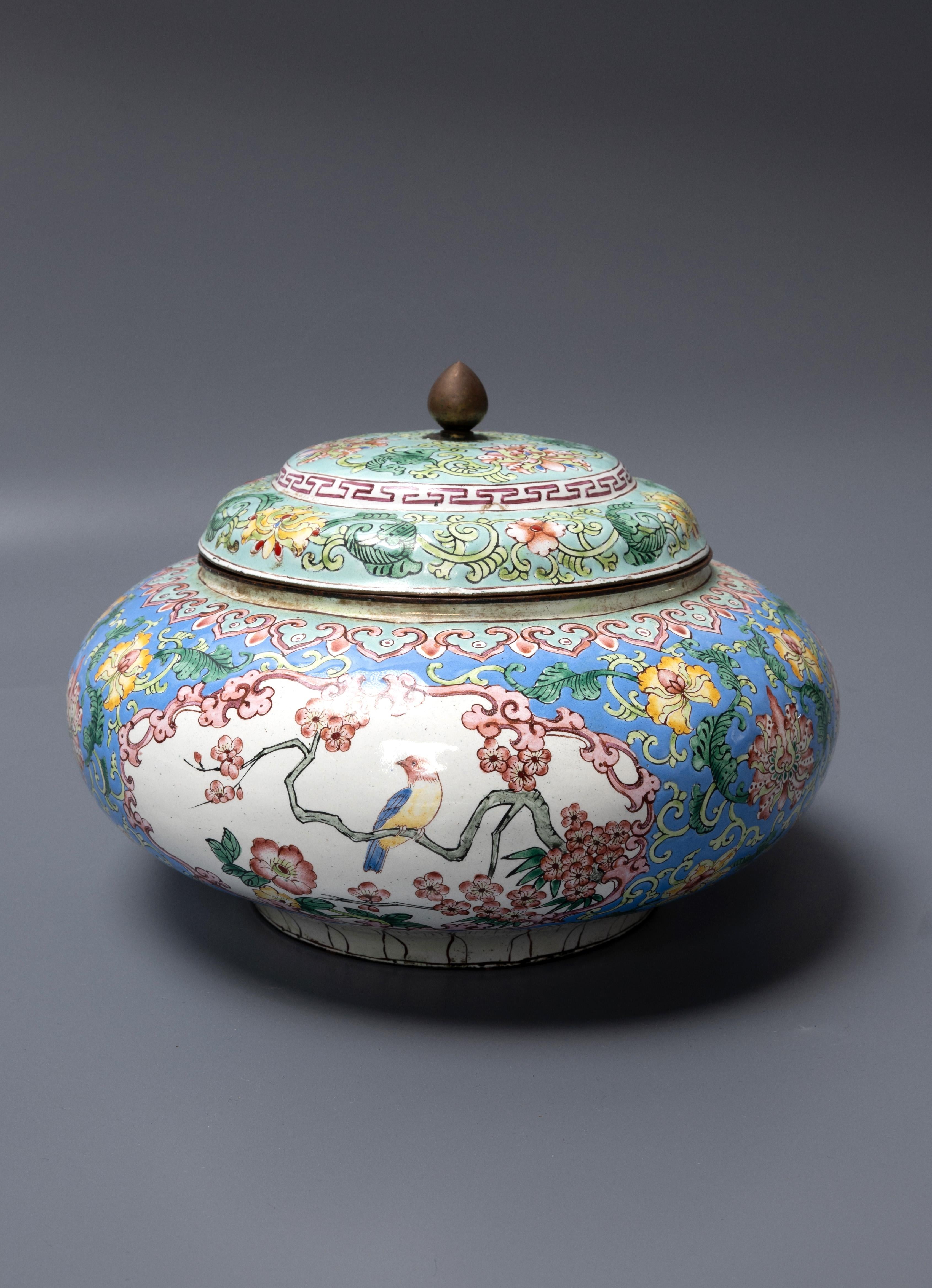 Antiker chinesischer Kanton-Emaille-Topf und Deckel im Qianlong-Stil des 19. Jahrhunderts im Angebot 2