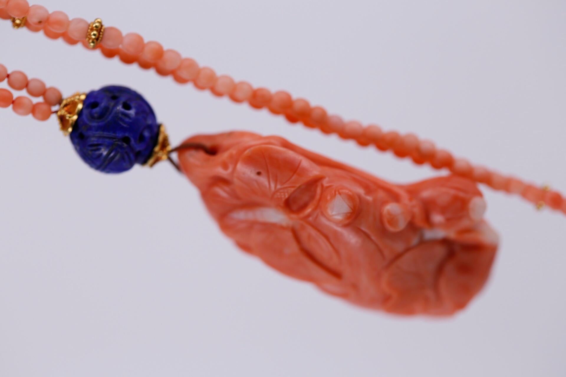 Antique 19th Century Chinese Carved Coral, Lapis Lazuli and Gold Necklace In Excellent Condition In Banbury, GB