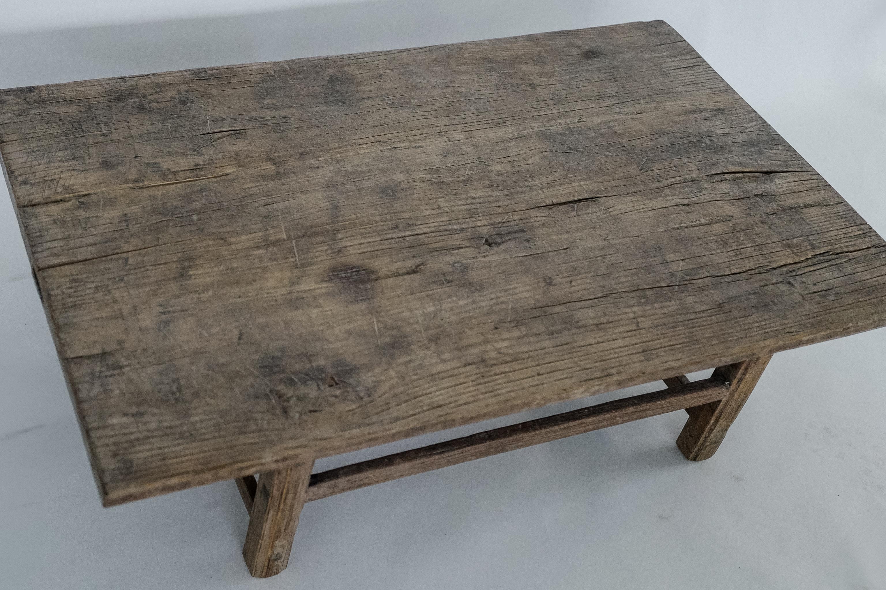 XIXe siècle Table basse ancienne en orme chinois du 19ème siècle - Rustique Provincial, Handcraft en vente