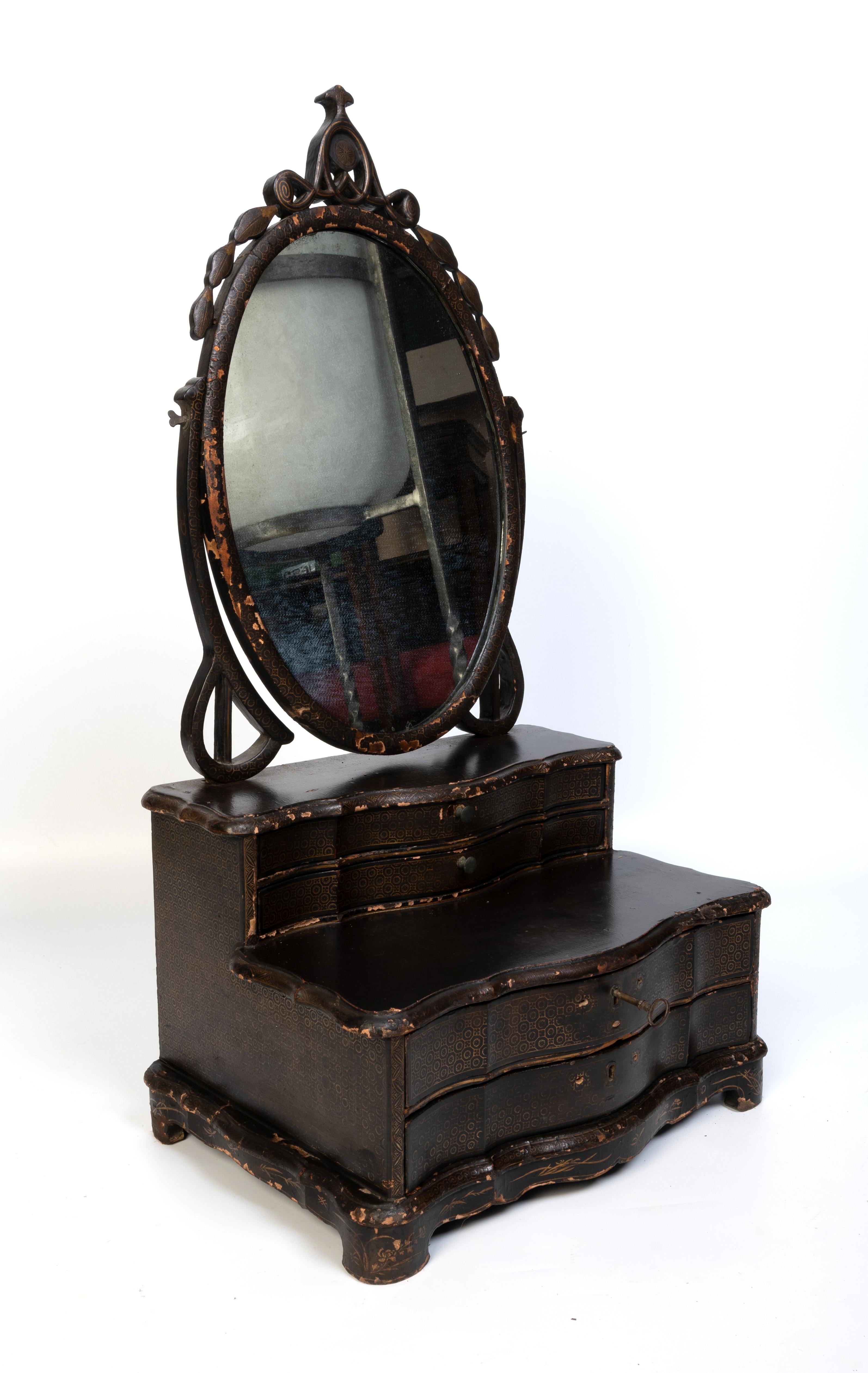 Antique miroir de coiffeuse en laque d'exportation chinoise du 19e siècle, Angleterre, vers 1830
Dynastie Qing, 19e siècle
Rare exemple de miroir de coiffeuse d'exportation chinoise.
En bon état général, présentant des signes d'usure dus à l'âge