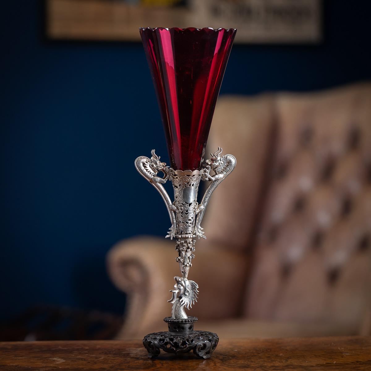 Antike 19. Jahrhundert chinesischen Export massivem Silber epergne. Die zentrale trompetenförmige Vase ist mit einem dunkelroten Glasaufsatz versehen. An jeder Seite sind zwei Griffe in Form eines Drachens angebracht, während sich ein dritter Drache