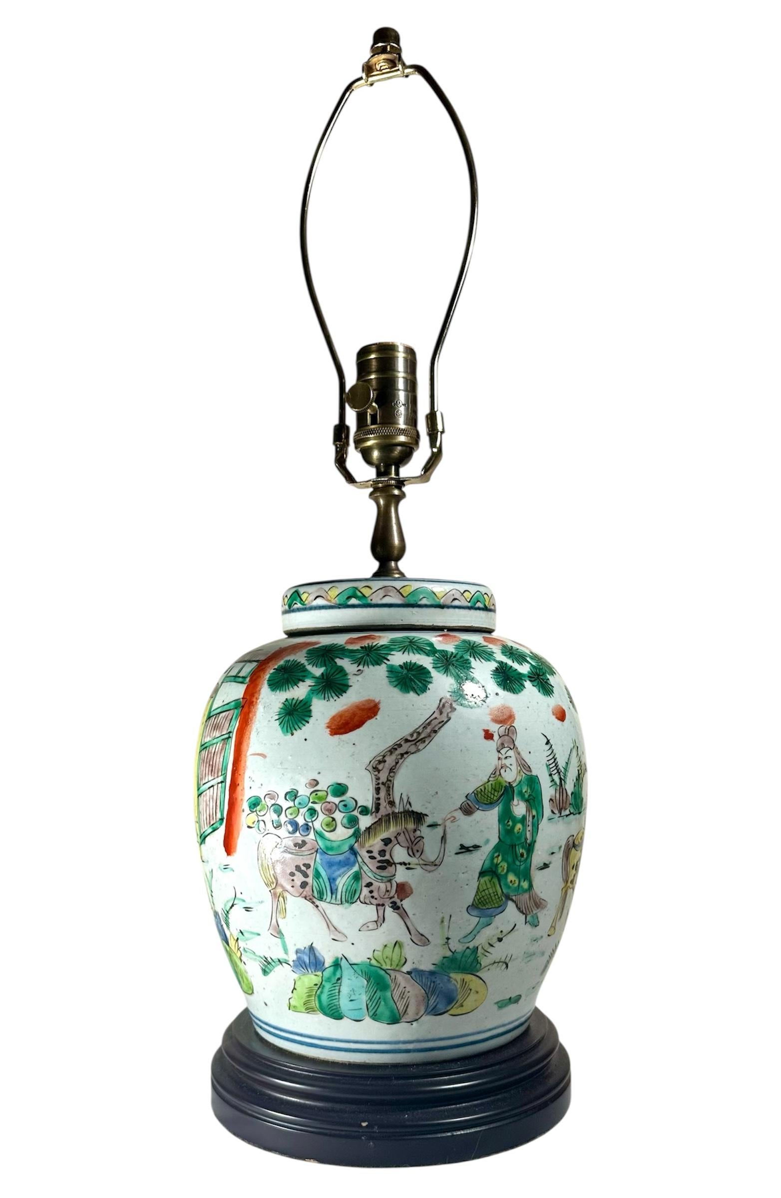 Antigua jarra china de jengibre Famille Verte del siglo XIX convertida en lámpara de mesa

Precioso tarro ovoide chino de jengibre con tapa del siglo XIX, perteneciente a la dinastía Qing. Está pintada a mano con minuciosos detalles, con figuras de