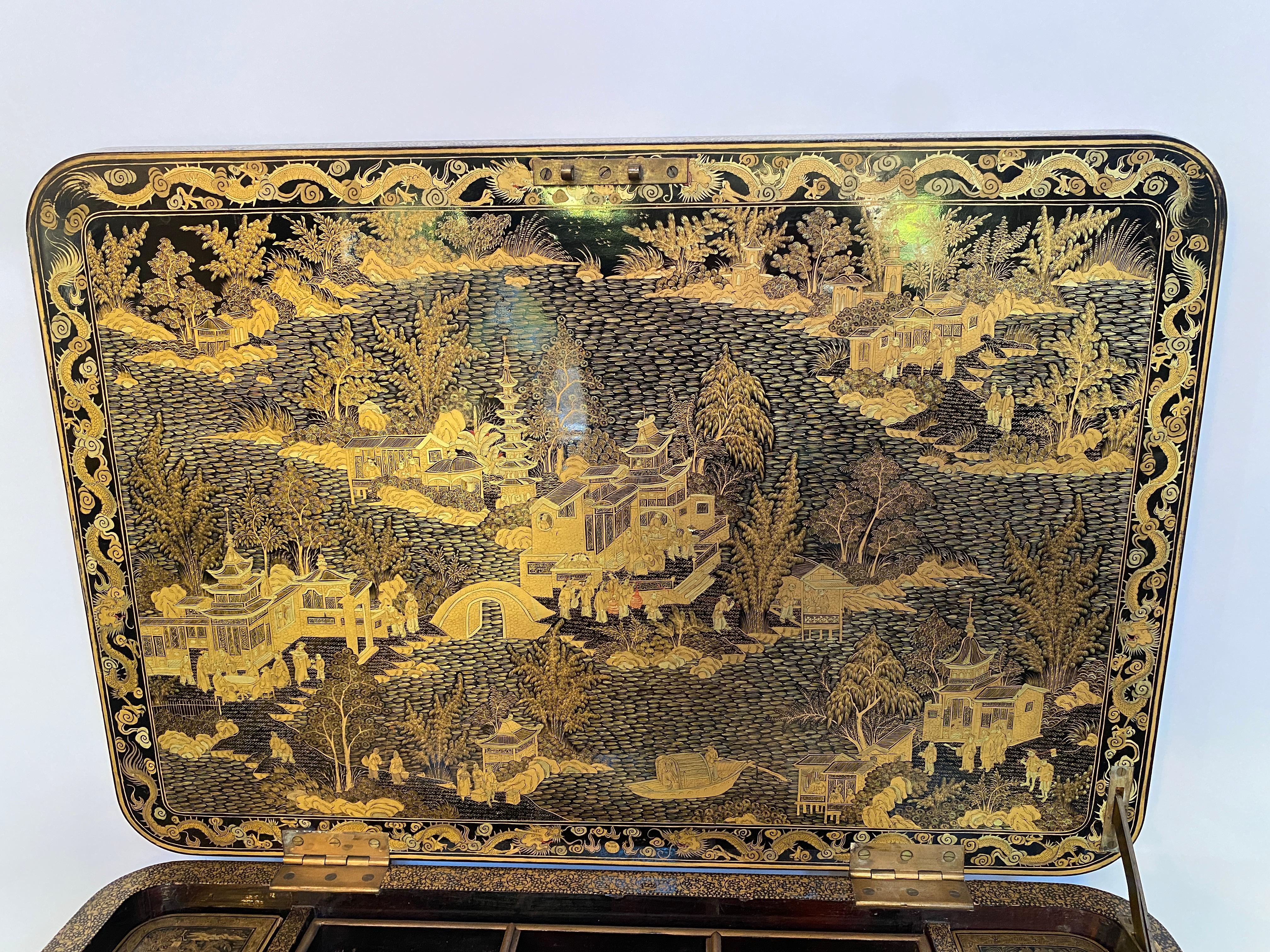 Ancienne table à couture chinoise du 19ème siècle en laque dorée en vente 2