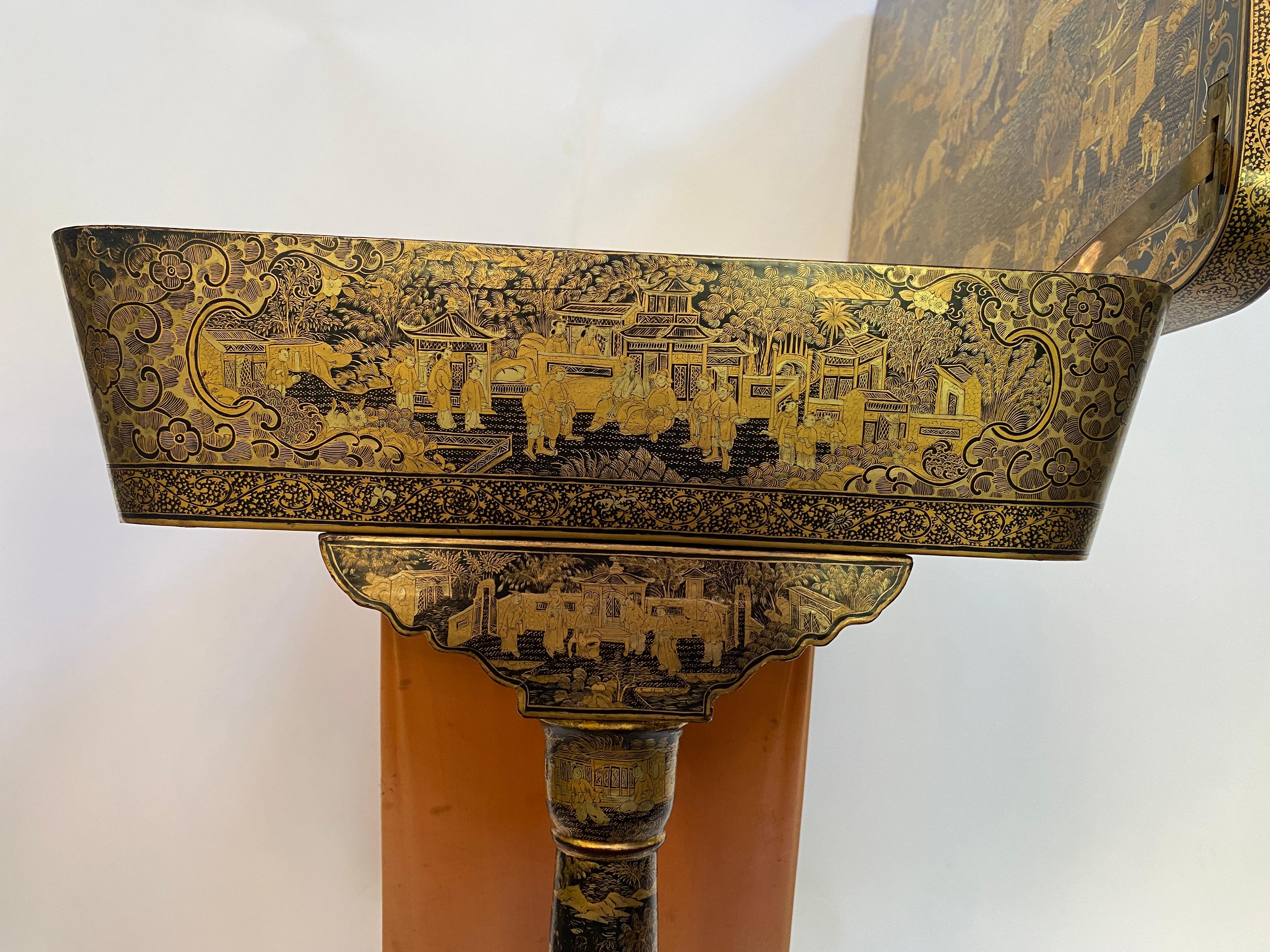 Ancienne table à couture chinoise du 19ème siècle en laque dorée en vente 9