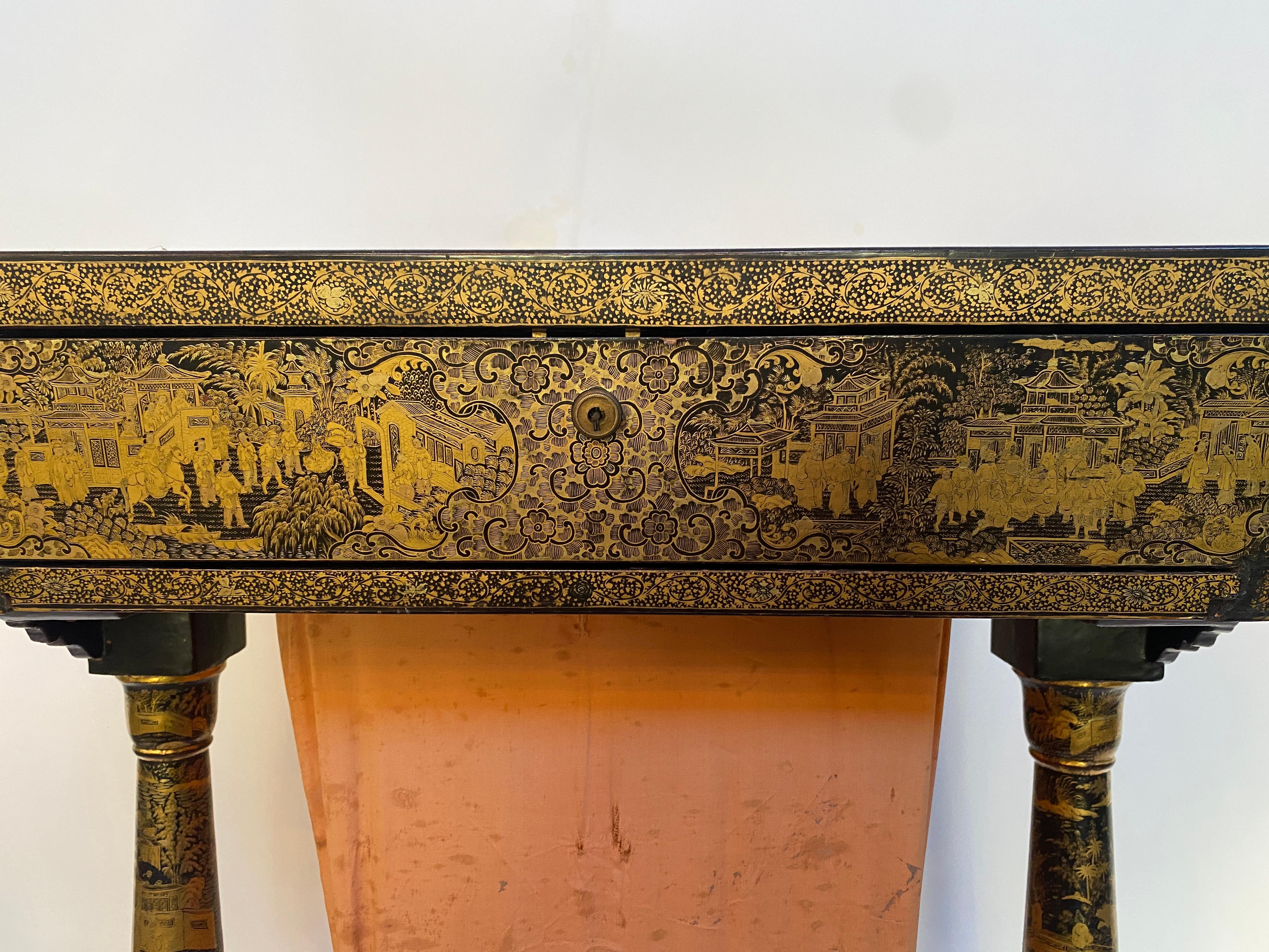 Qing Ancienne table à couture chinoise du 19ème siècle en laque dorée en vente