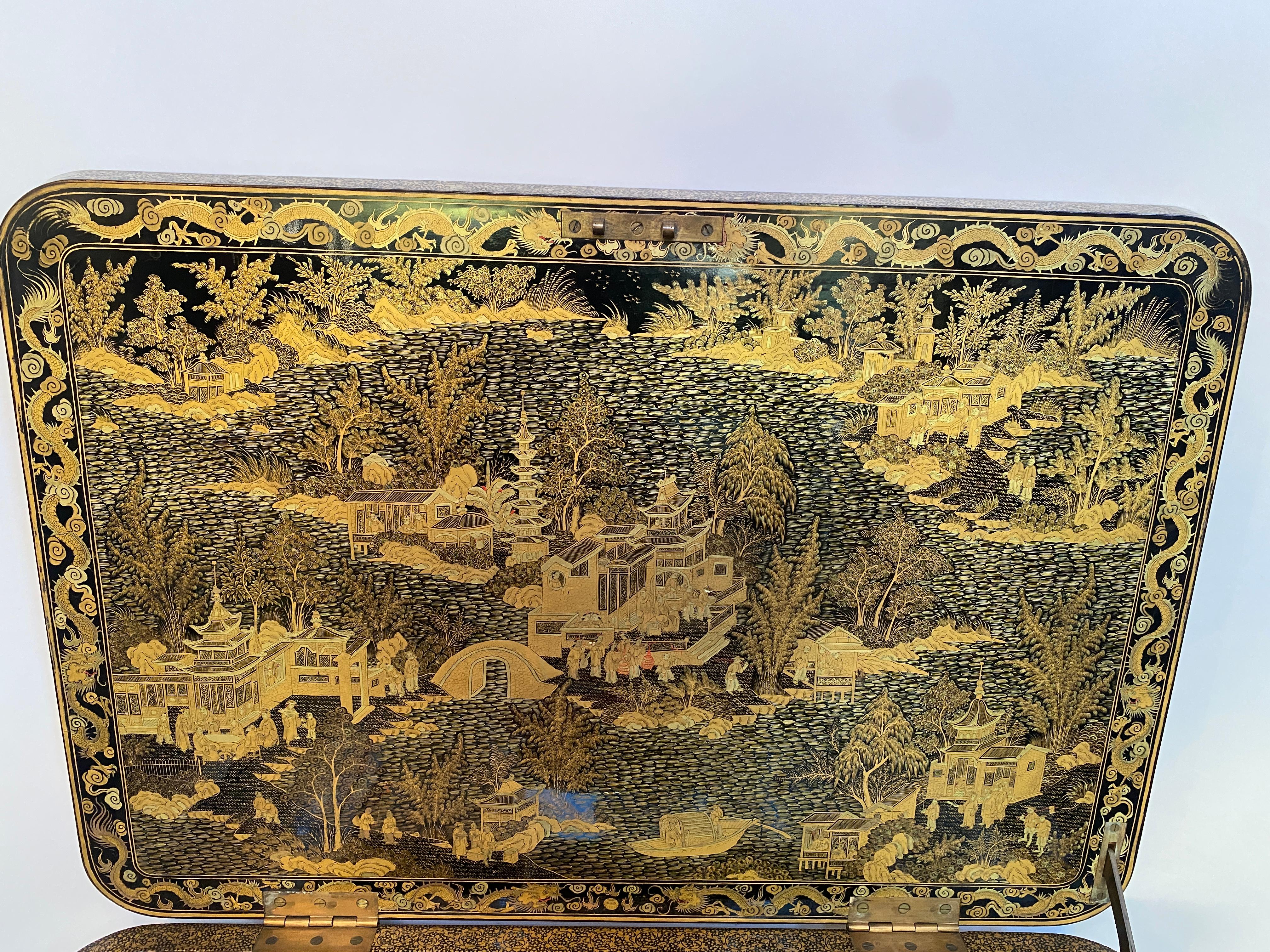 Peint à la main Ancienne table à couture chinoise du 19ème siècle en laque dorée en vente