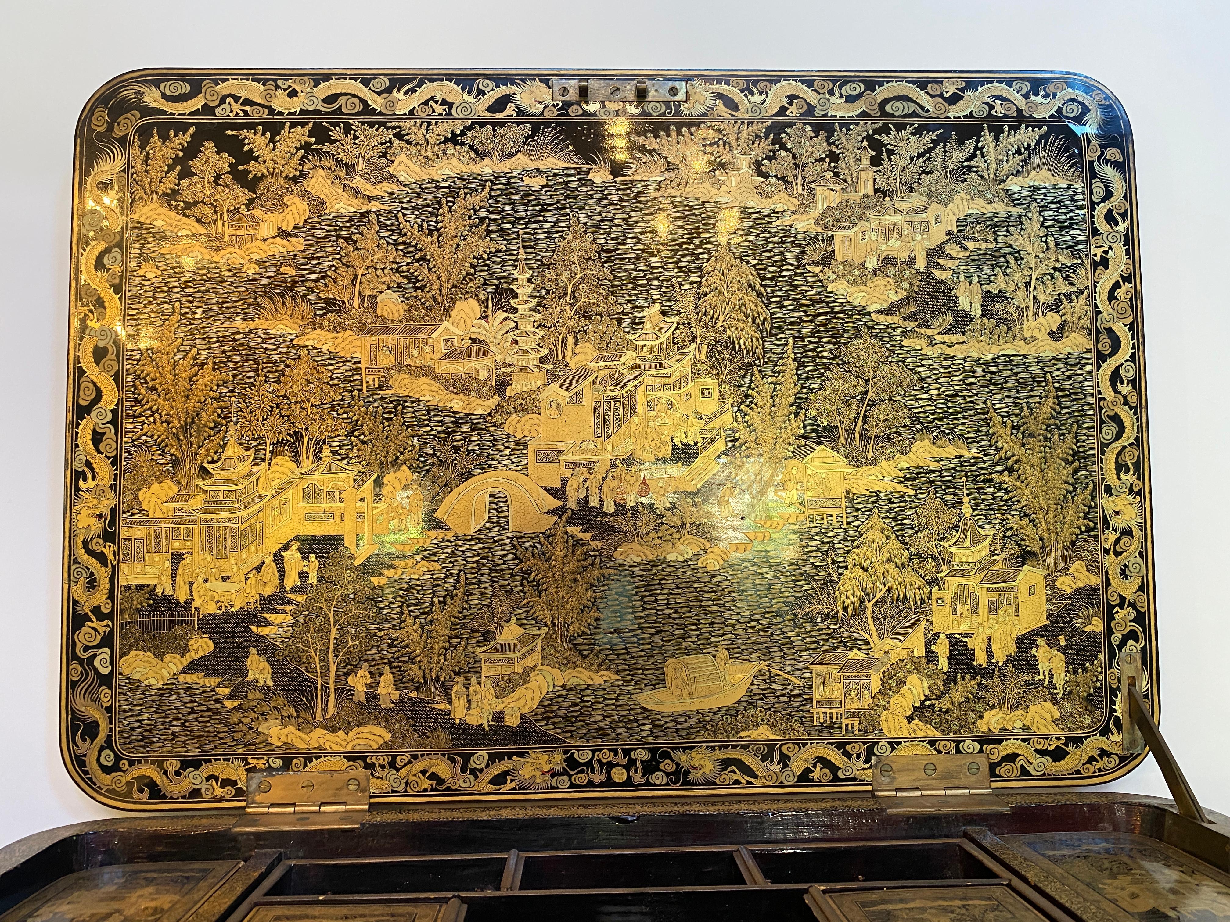 XIXe siècle Ancienne table à couture chinoise du 19ème siècle en laque dorée en vente