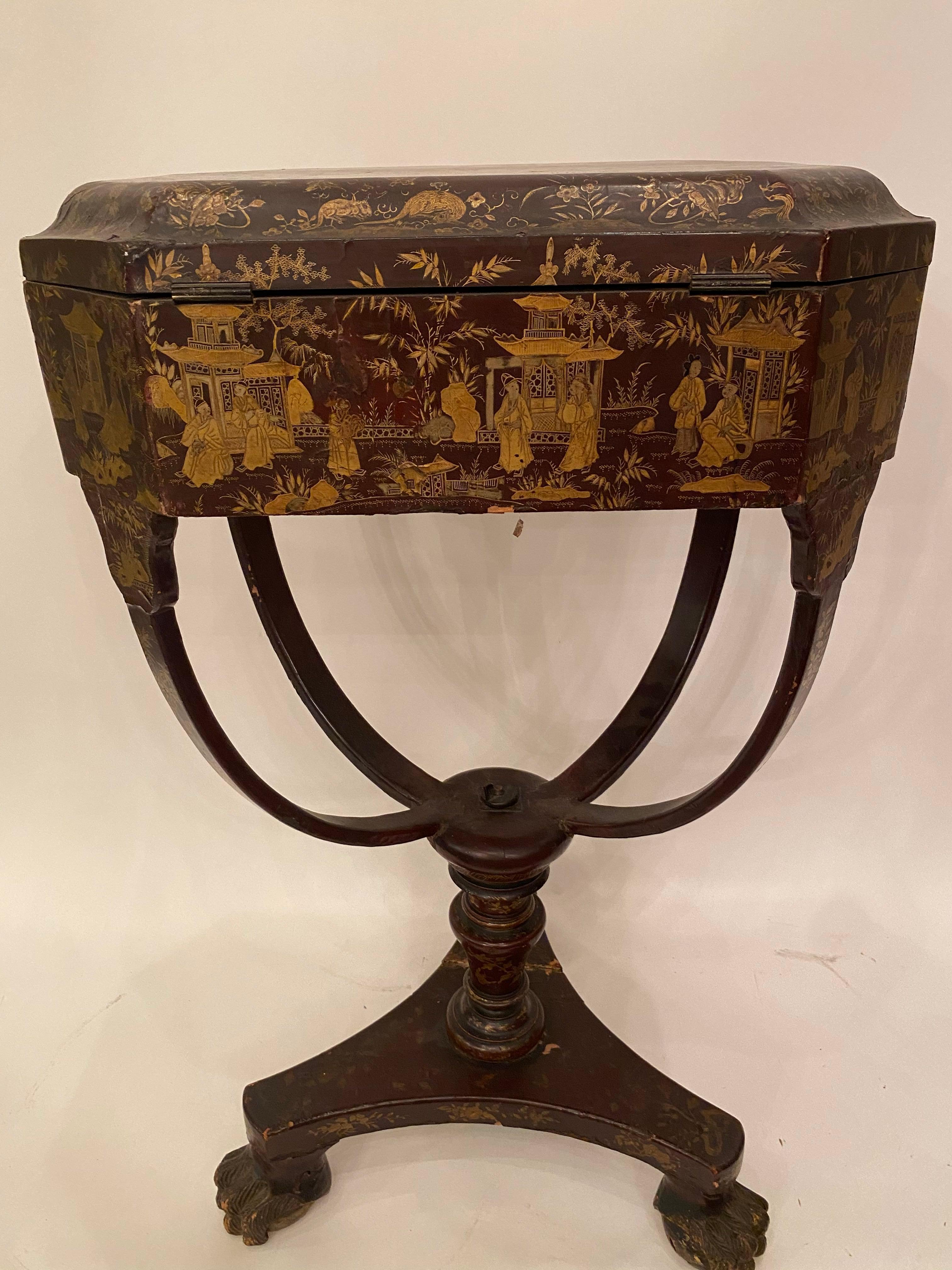 Antigua mesa de costura china lacada del siglo XIX, con escenas pintadas a mano y hermosas patas. Laca negra dorada de exportación por toda la mesa.