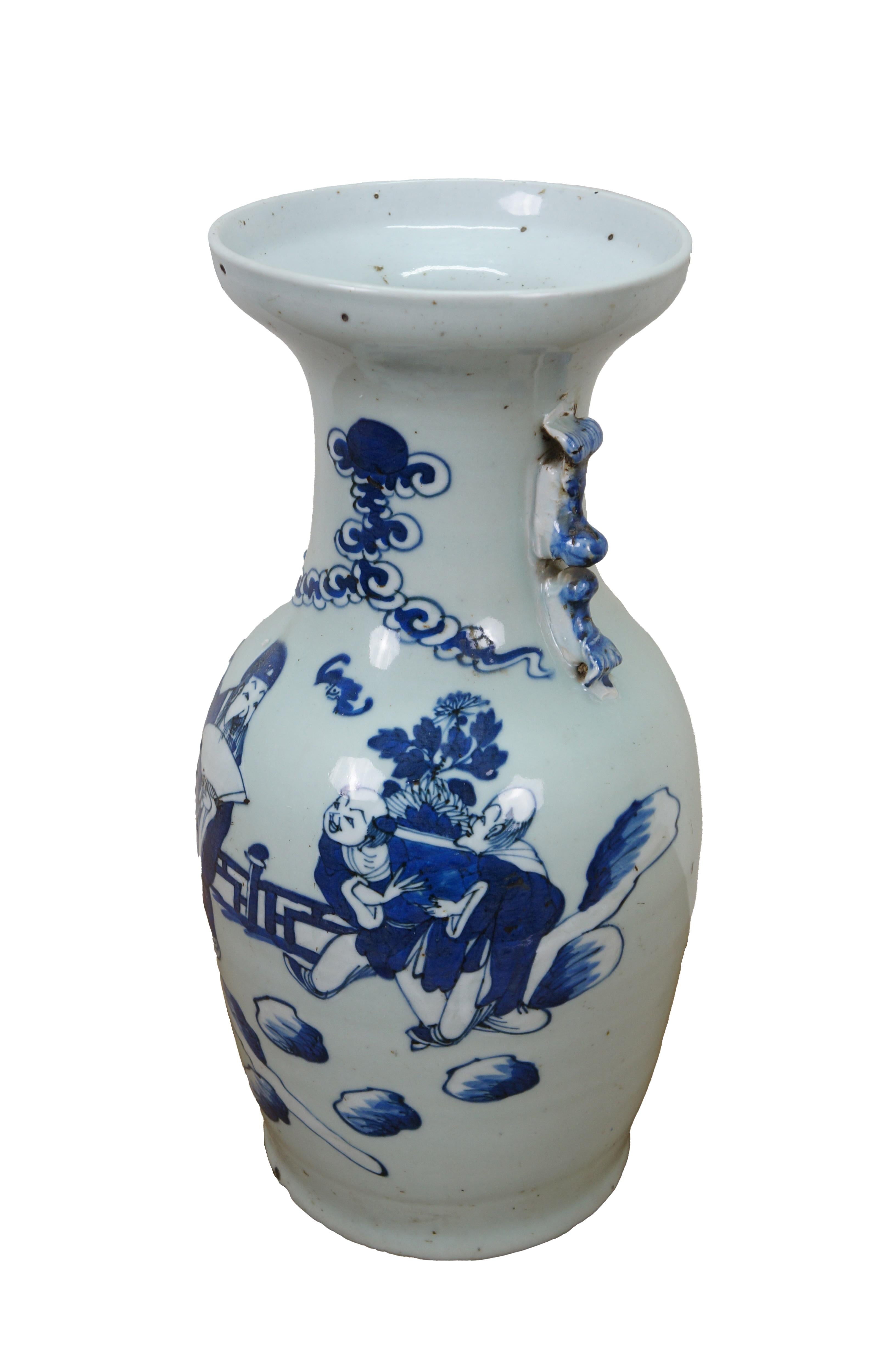 Antike balusterförmige Vase / Gefäß / Urne aus der chinesischen Qing-Dynastie des 19. Jahrhunderts - aus weißem Kaolin-Ton / Porzellan mit einem blassen kobaltblaugrünen Farbton, handbemalt mit einer Szene einer felsigen Gartenlandschaft, in der