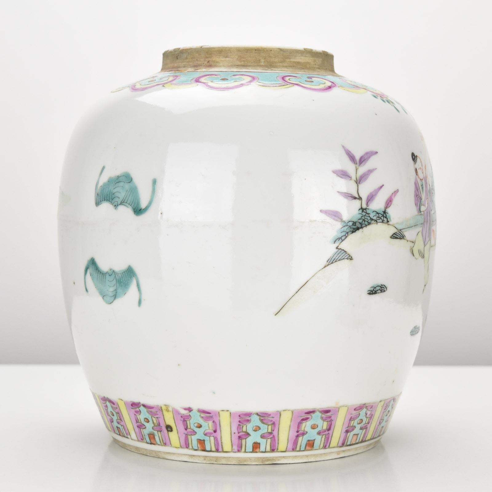 Hand-Crafted Antique Chinese Qing Porcelain Famille Rose Covered Ginger Jar Vase For Sale