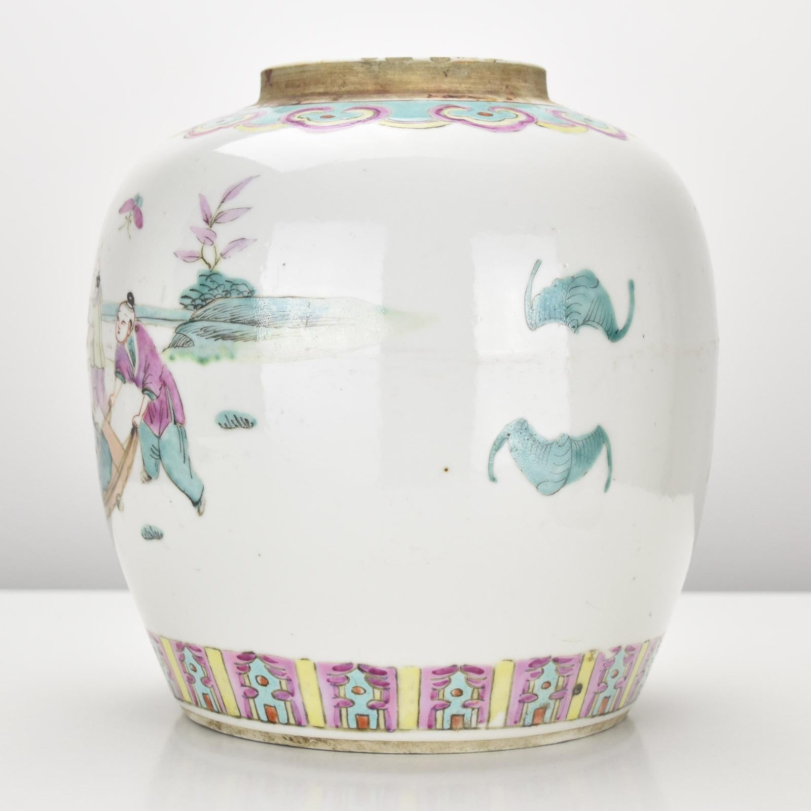 Antique Chinese Qing Porcelain Famille Rose Covered Ginger Jar Vase In Good Condition For Sale In Bad Säckingen, DE