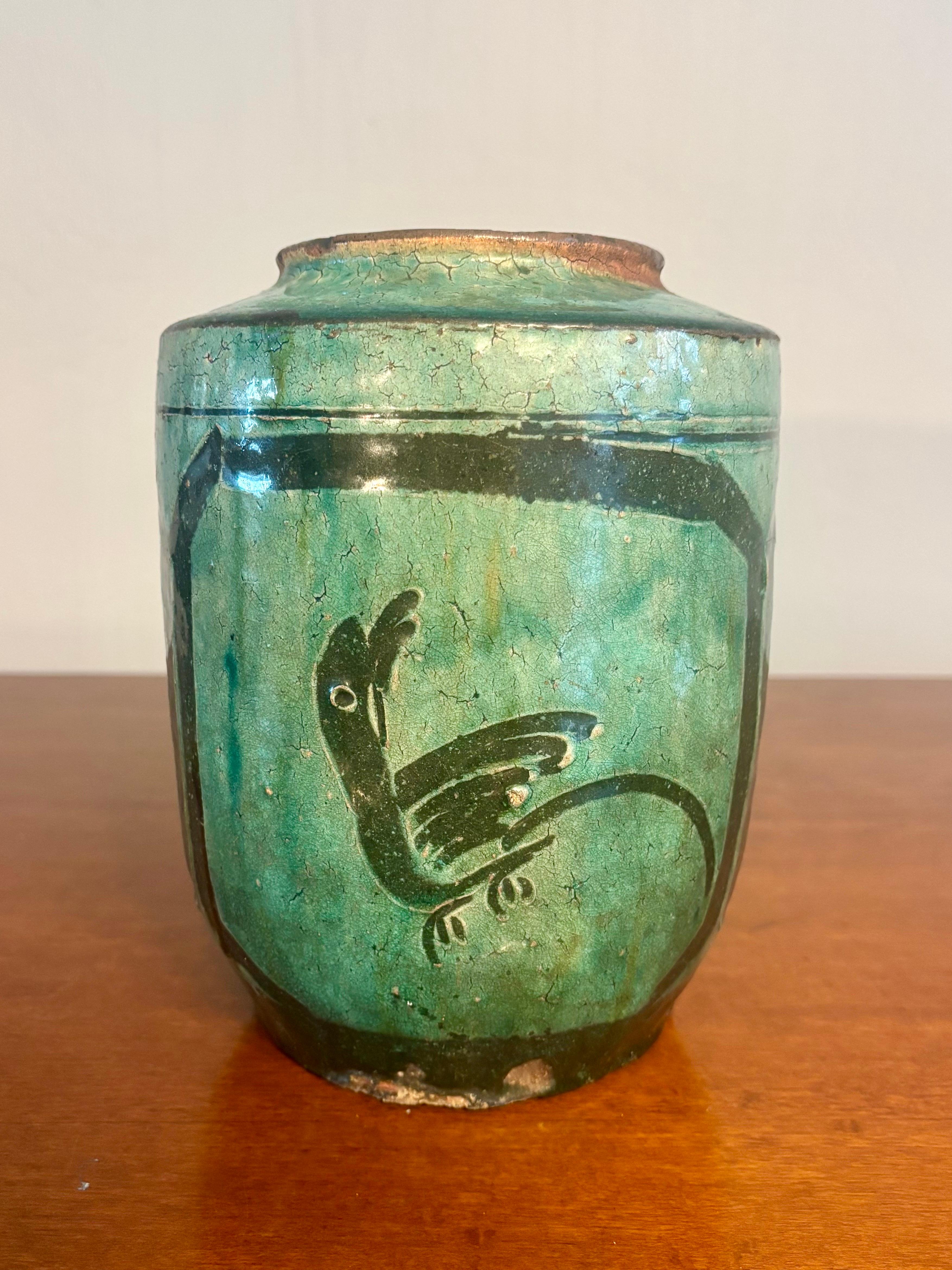 Exceptionnel exemple de jarre à vin chinoise du 19e siècle. Jetée à la main avec une glaçure peinte à la main allant du bleu céruléen à l'indigo. L'extérieur est lumineux et magnifique. L'intérieur présente encore une légère couche de sédiments