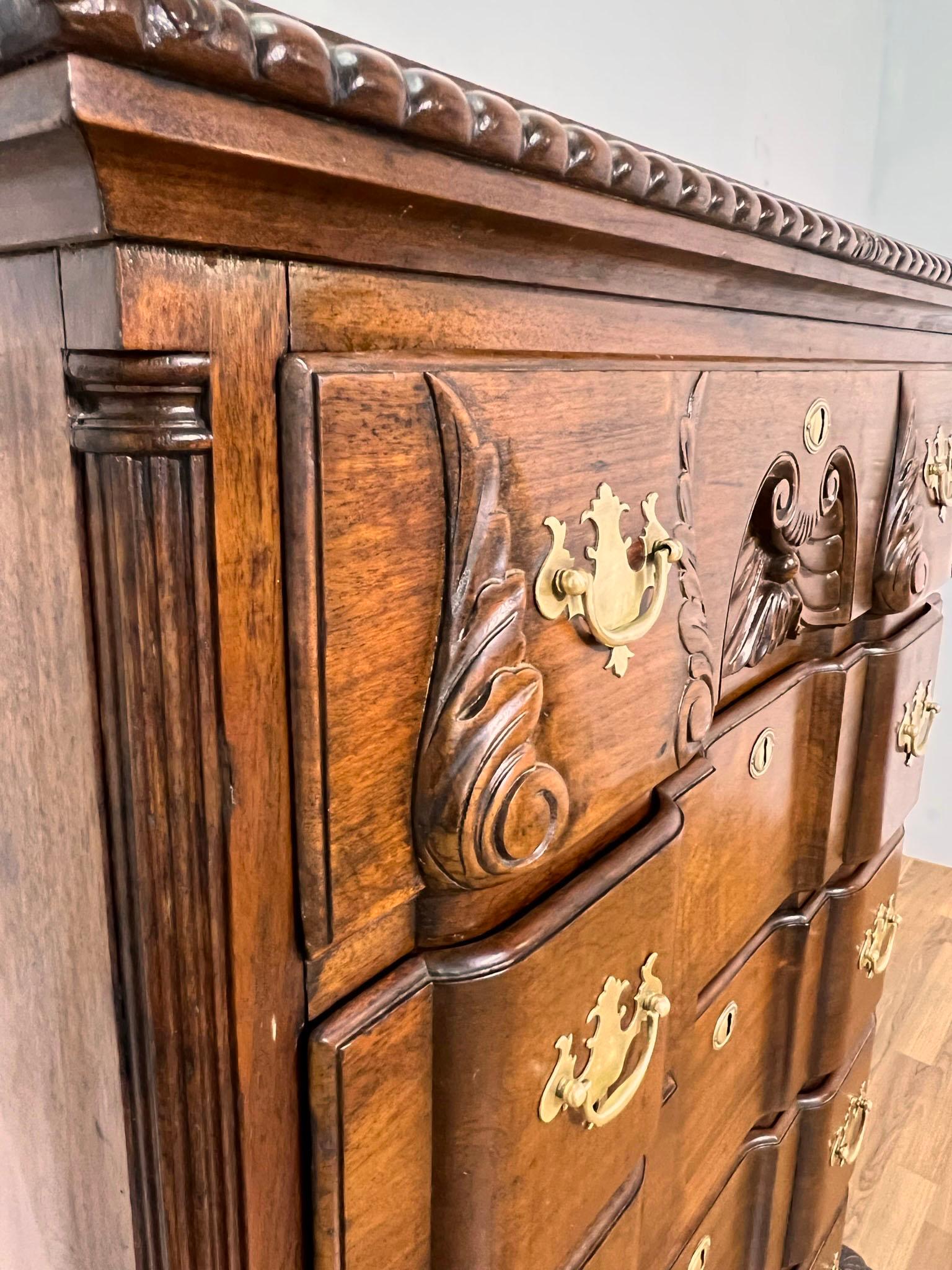 Laiton Ancienne commode Chippendale du 19me sicle  cinq tiroirs en acajou massif avec faade en bloc