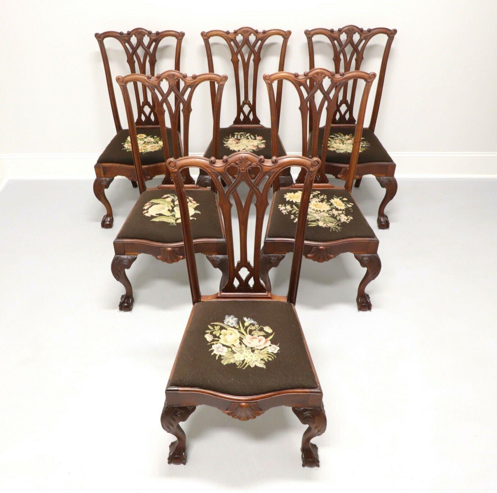 Un ensemble de six chaises latérales de salle à manger anciennes en acajou dans le style Chippendale, sans marque. Dossiers sculptés, sièges en aiguille à motifs floraux variés, genoux sculptés, pieds en boule et griffes. Probablement fabriqué aux