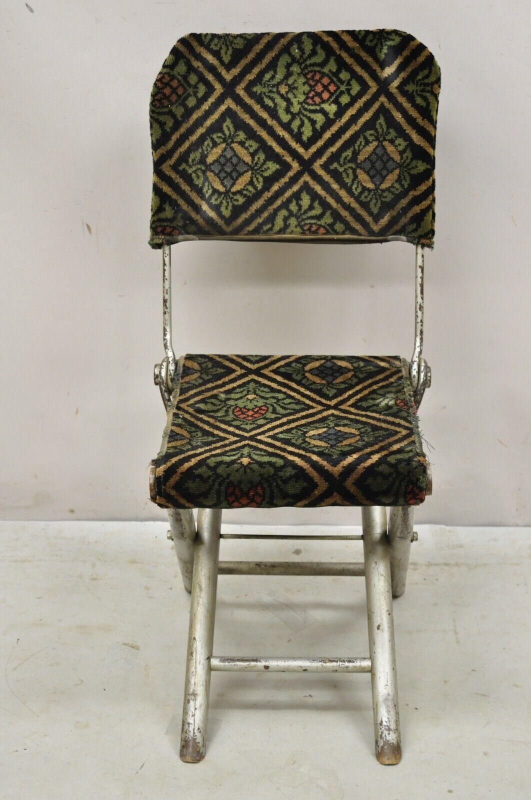 Antiguo sillón de campaña plegable de oficiales de la época de la guerra civil del siglo XIX. Artículo de diseño plegable, patas de madera, armazón de metal, asiento y respaldo tapizados, artículo antiguo muy singular, artesanía estadounidense de