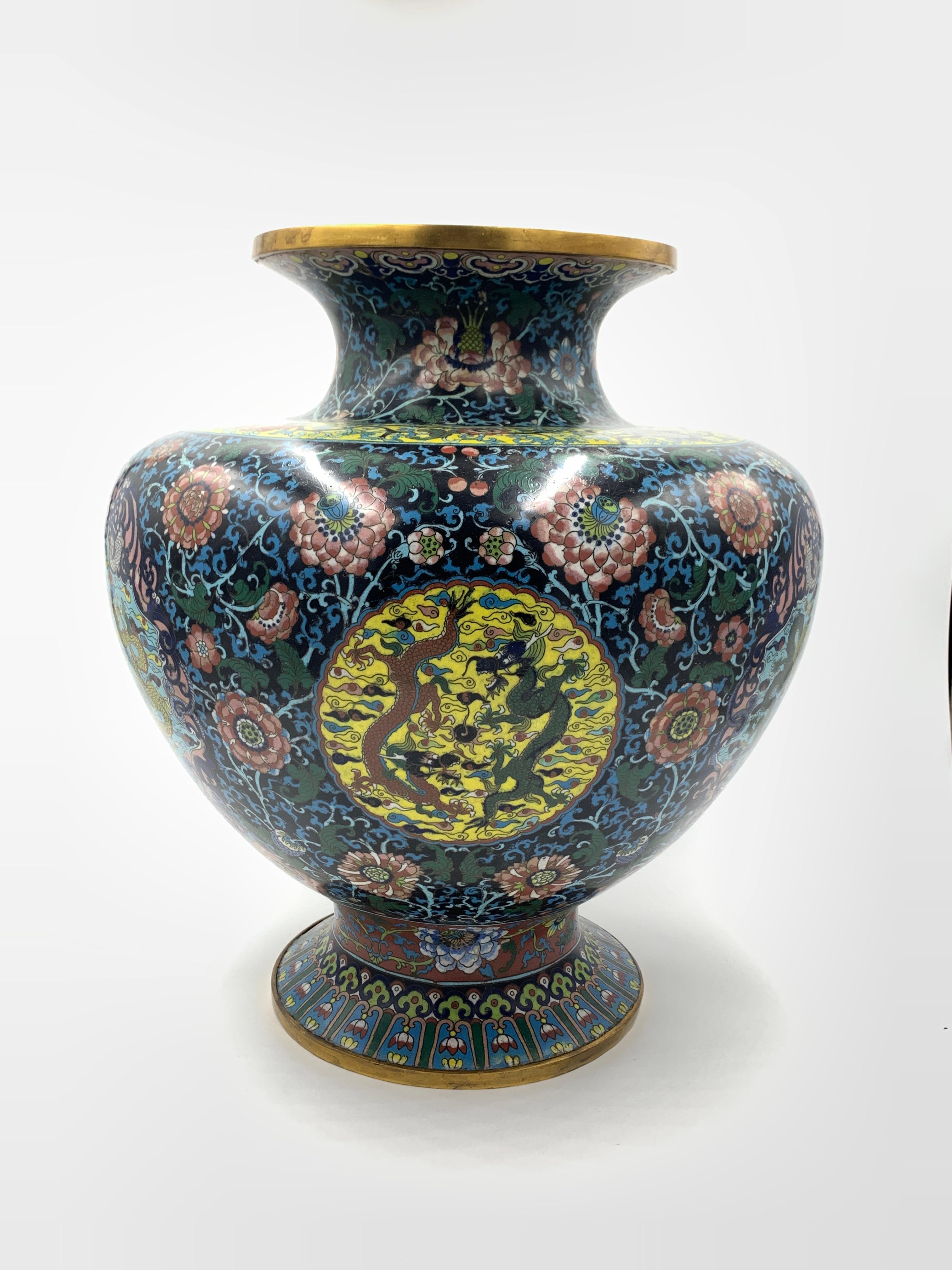 Antike chinesische Cloisonné-Vase aus dem 19. Jahrhundert (Chinesisch) im Angebot
