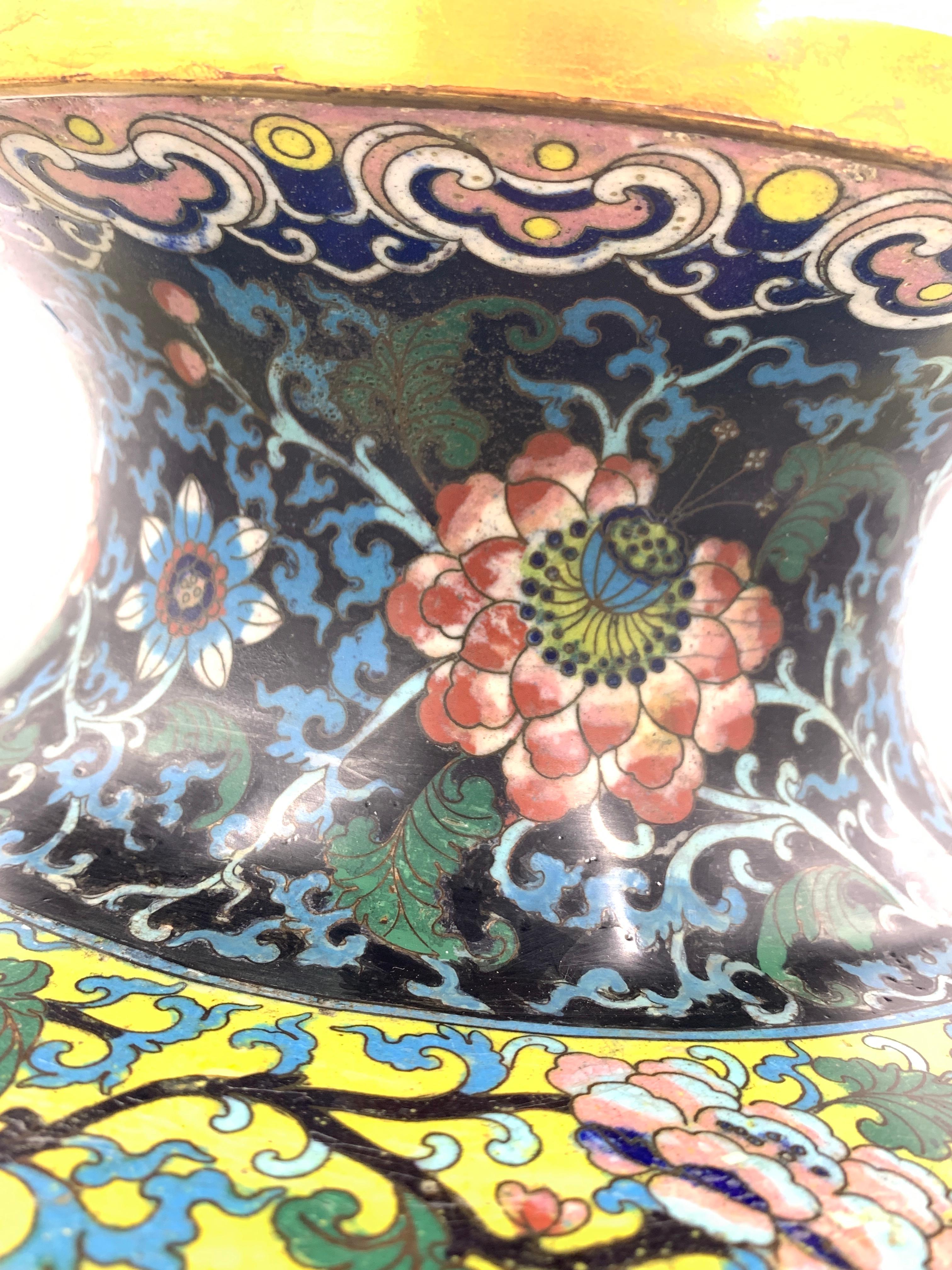 Antike chinesische Cloisonné-Vase aus dem 19. Jahrhundert (Emaille) im Angebot