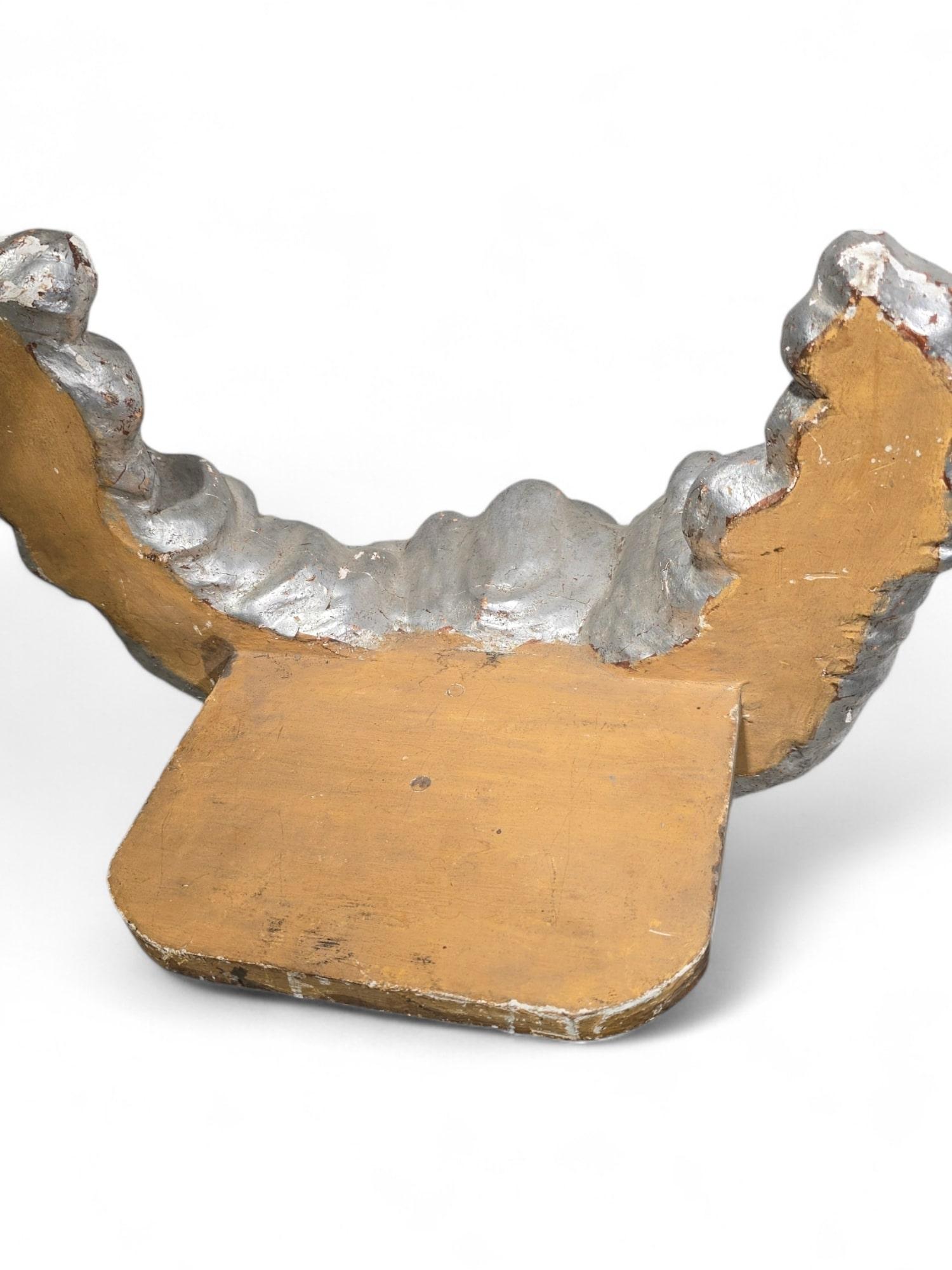 Dieser wunderschöne Sockel aus dem 19. Jahrhundert, der kunstvoll in Form einer Wolke geschnitzt und mit einer Schicht Blattsilber überzogen ist, bietet eine elegante und zeitlose Stütze für Skulpturen oder Kunstwerke. Der aus Holz gefertigte Sockel