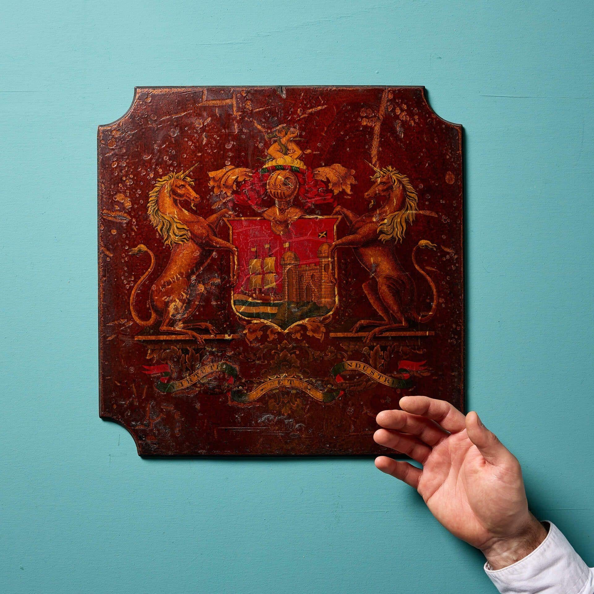 Antiguo panel con escudo de armas de Bristol del siglo XIX.

Este panel moldeado de caoba con el escudo de Bristol tiene un acabado de goma laca policromada y está montado en un marco moldeado.

Con más de 150 años, esta pieza tiene un atractivo