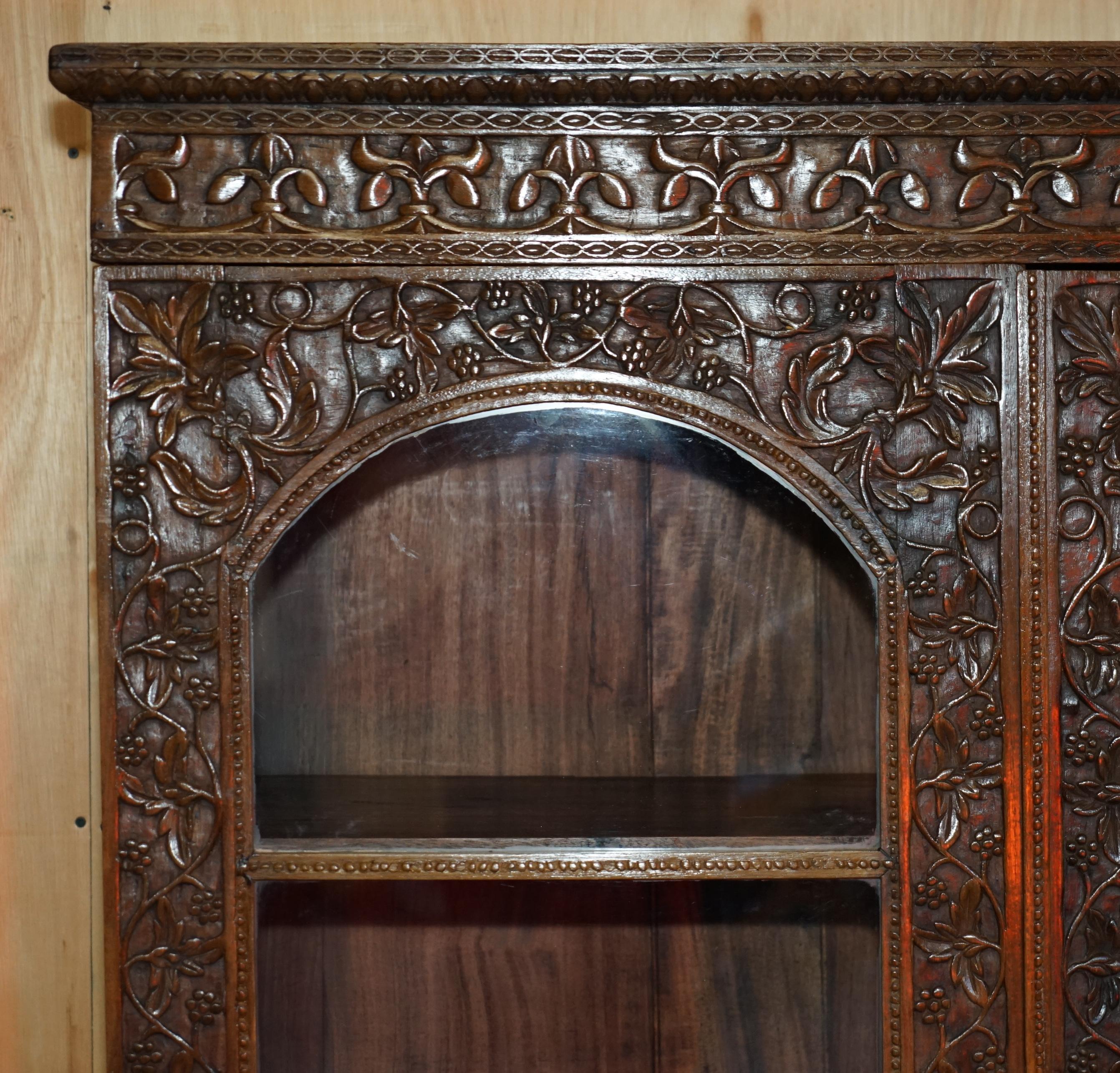 Indien ANTIQUE 19TH CENTURY COLONIAL ANGLO INDIAN HARDWOOD BOOKCASE ON CHEST OF DRAWERs en vente