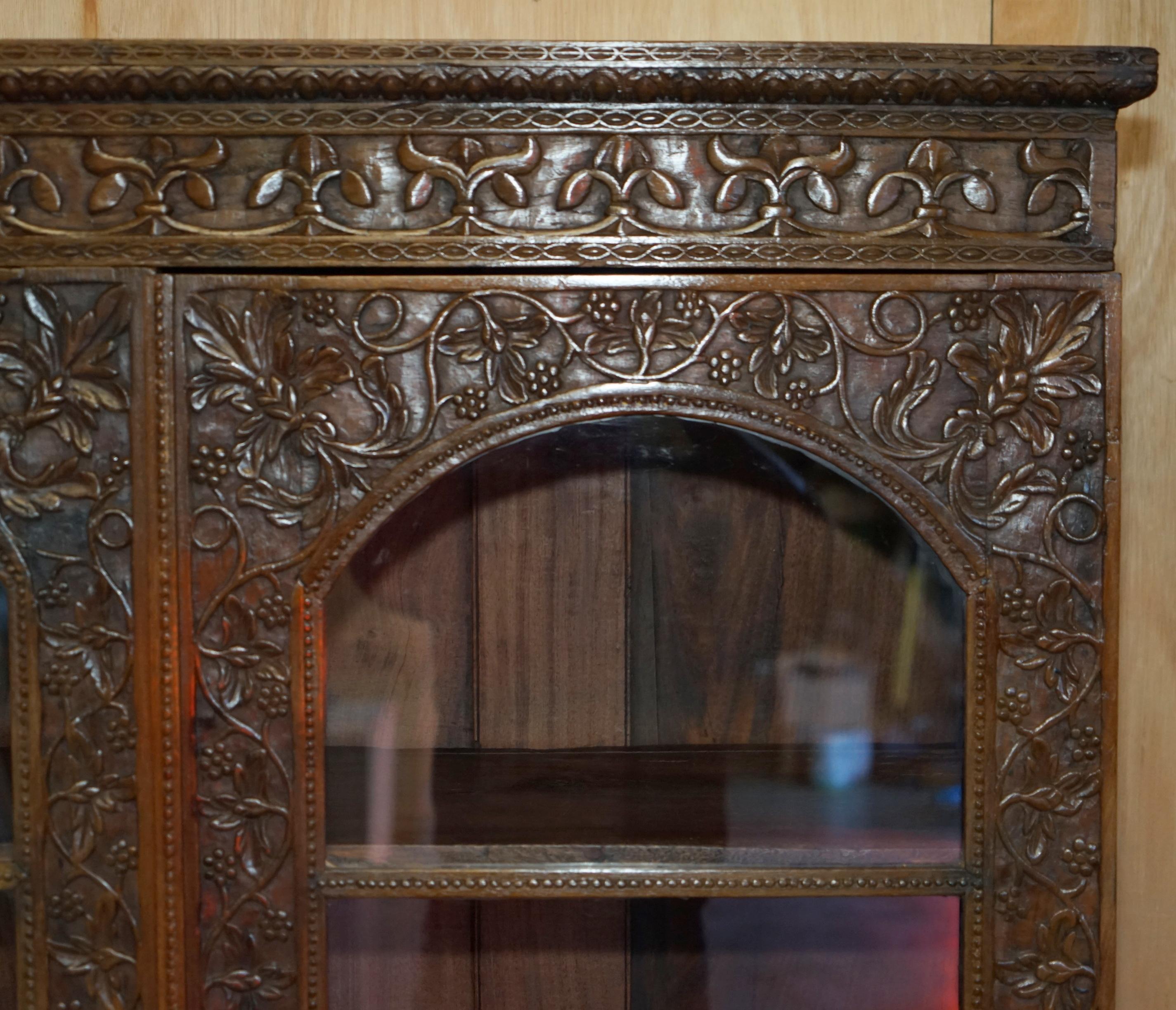 Fin du XIXe siècle ANTIQUE 19TH CENTURY COLONIAL ANGLO INDIAN HARDWOOD BOOKCASE ON CHEST OF DRAWERs en vente
