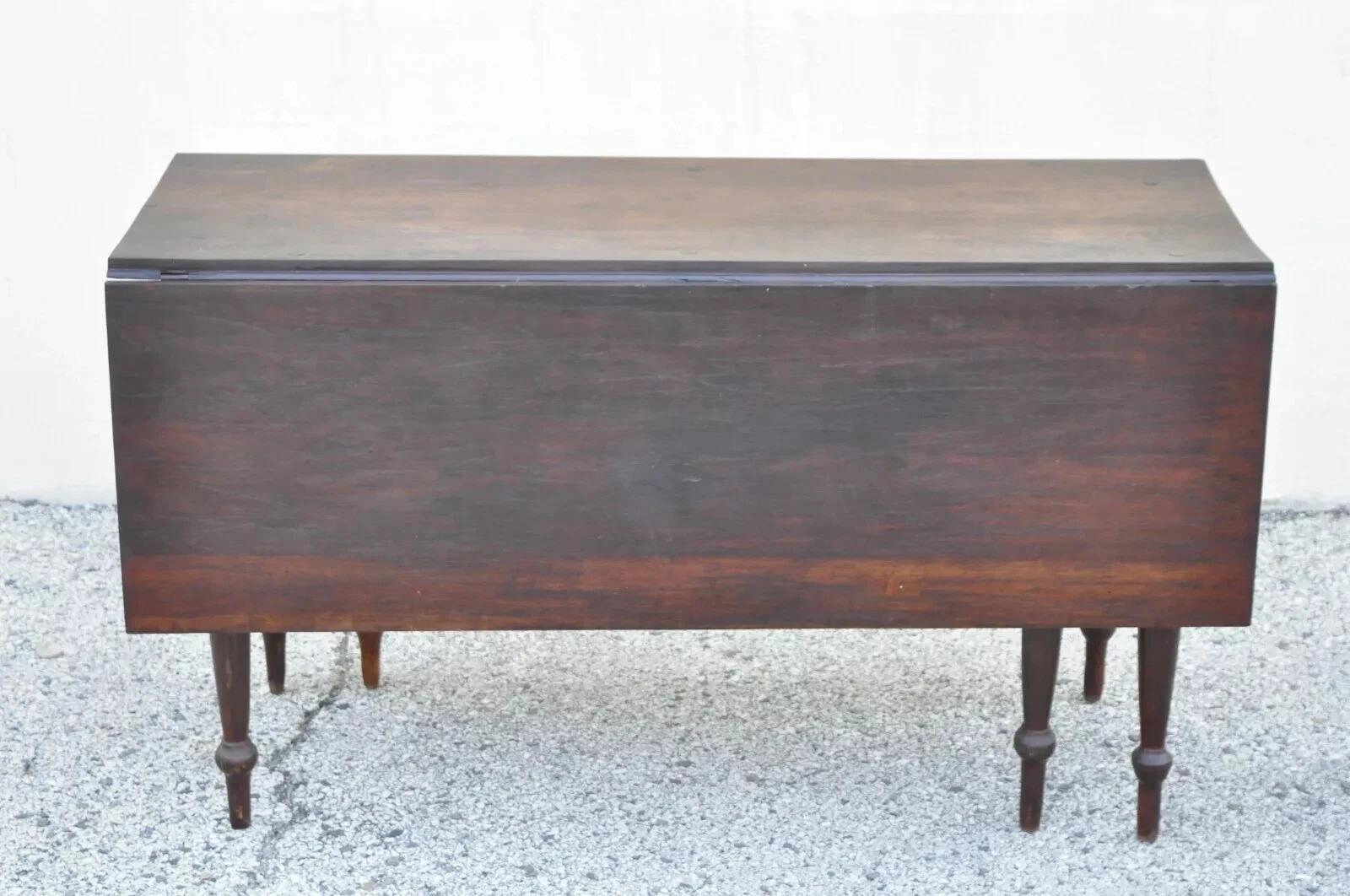 Ancienne table de salle à manger en noyer Coloni du 19ème siècle avec tiroir. Cet article présente une patine authentique remarquable, des pieds sculptés, des côtés à feuilles tombantes, une construction en bois massif, un beau grain de bois, une