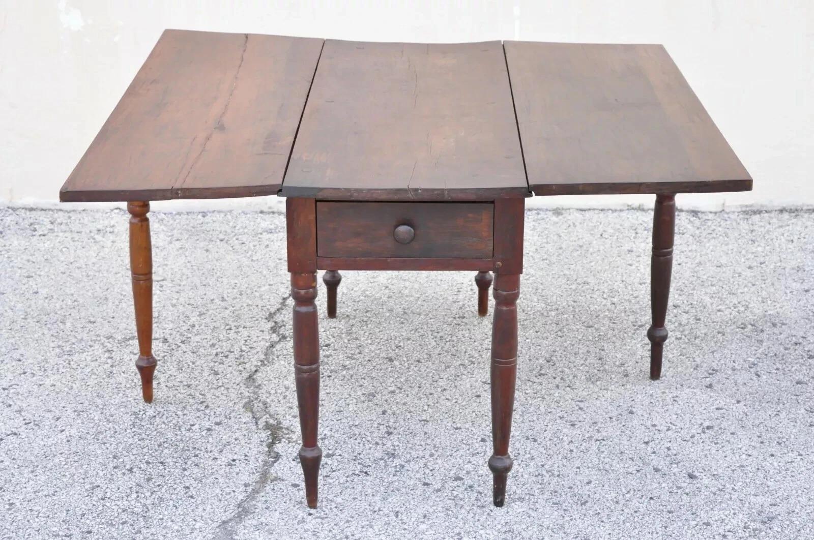 XIXe siècle Ancienne table de salle à manger à abattant et tiroir en noyer Coloni du 19e siècle en vente