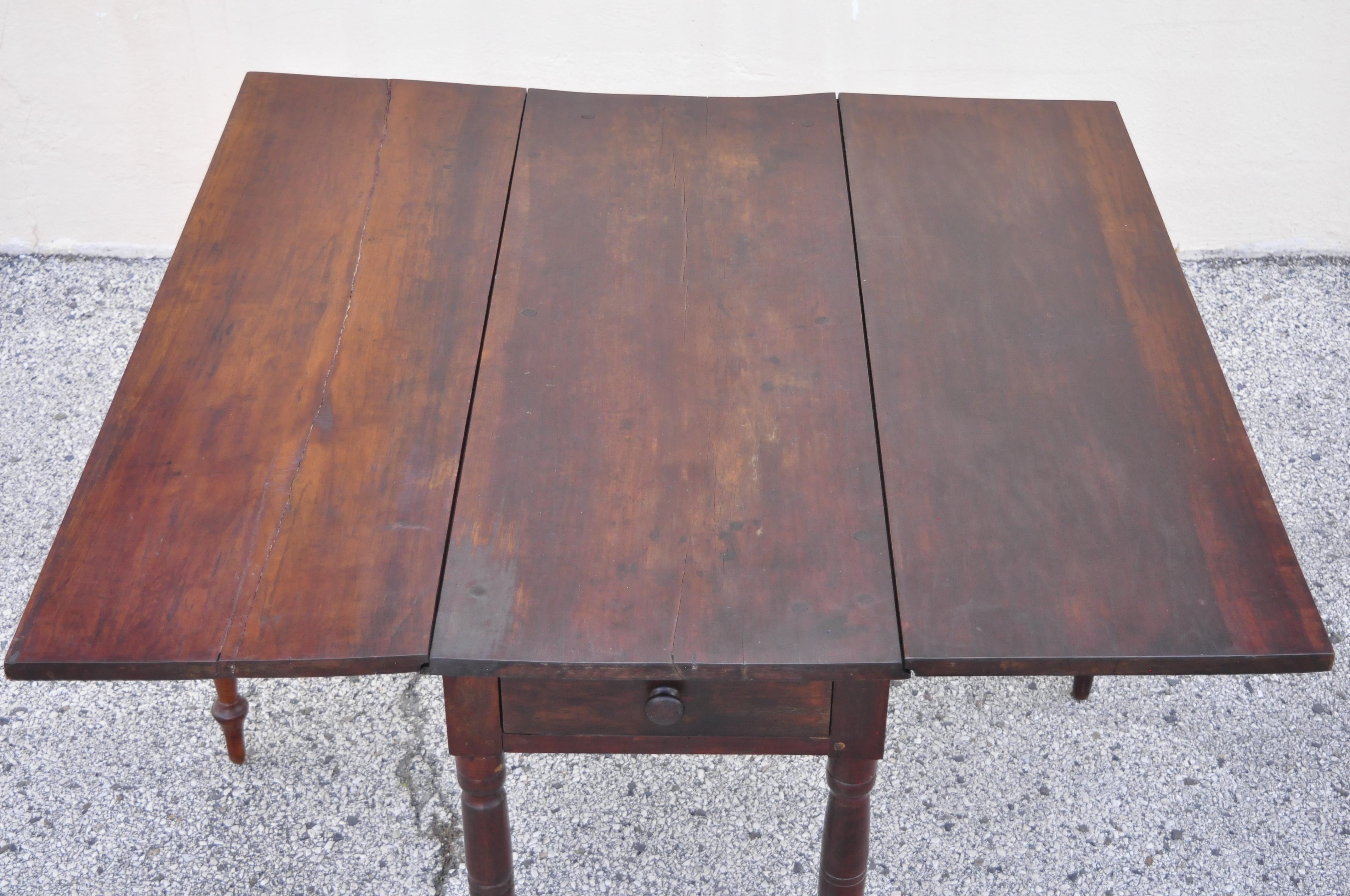 North American Antique 19th Century Colonial Walnut Drop Leaf Breakfast Dining Table w/ Drawer For Sale