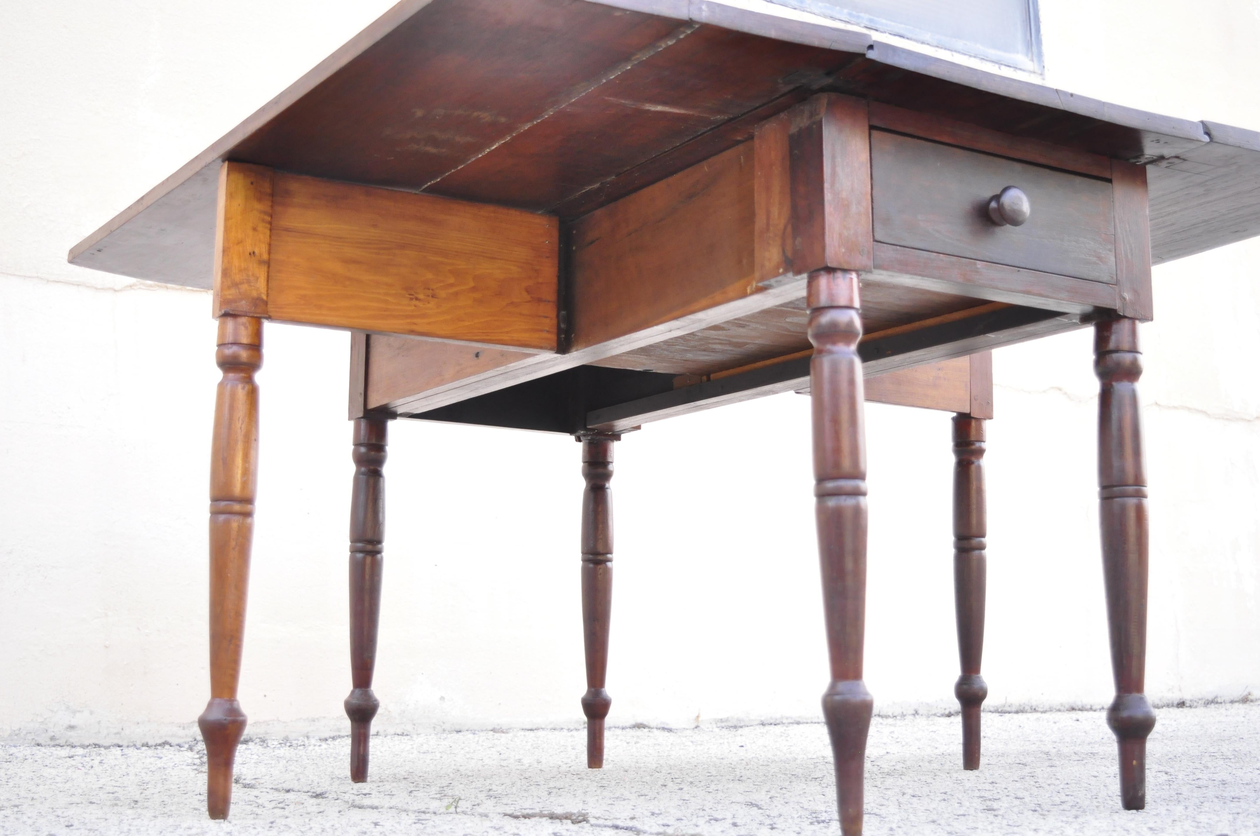 Ancienne table de salle à manger coloniale du 19ème siècle en noyer à abattants avec tiroir en vente 1