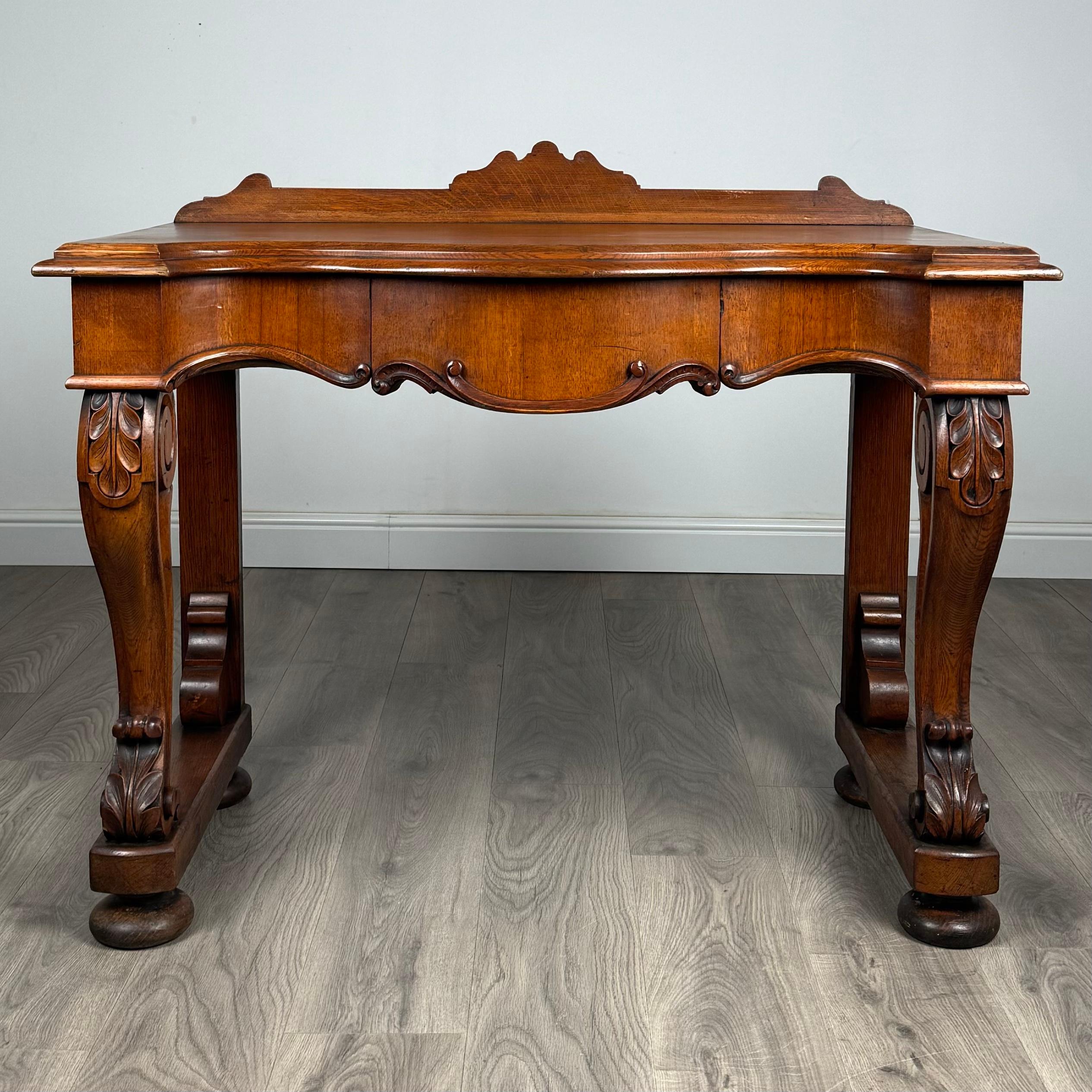 Cette exquise console en chêne du XIXe siècle, fabriquée vers 1870, rehausse la décoration de votre maison. Elle est d'une élégance intemporelle et d'une grande finesse d'exécution. Ce meuble captivant est un mélange parfait de style et de