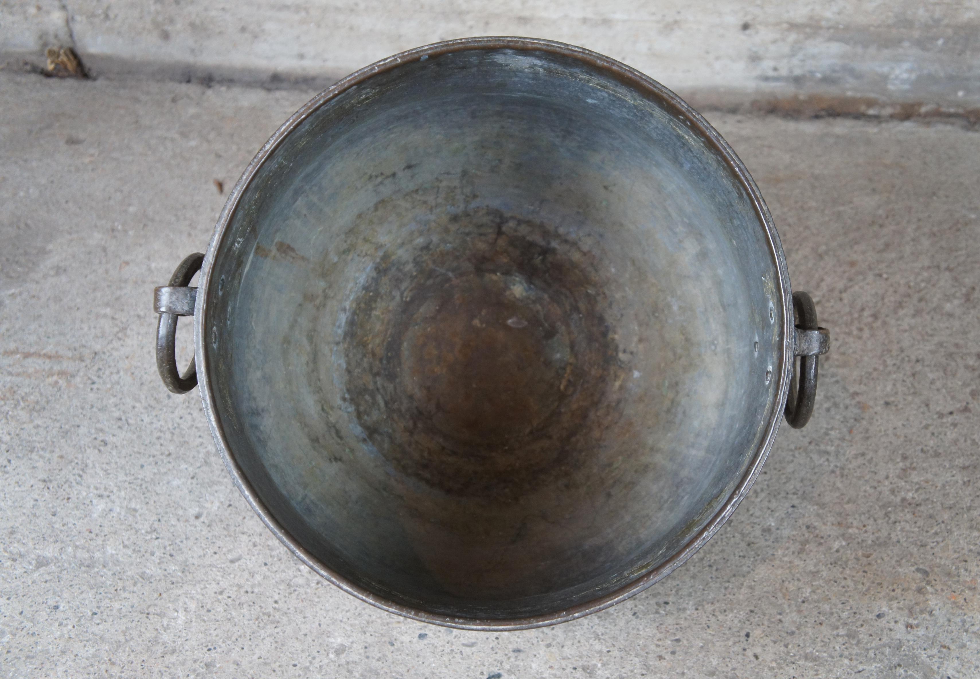 Victorien Ancien vase en cuivre du 19ème siècle avec poignées en fer Pot à eau Bouilloire Chaudron en vente