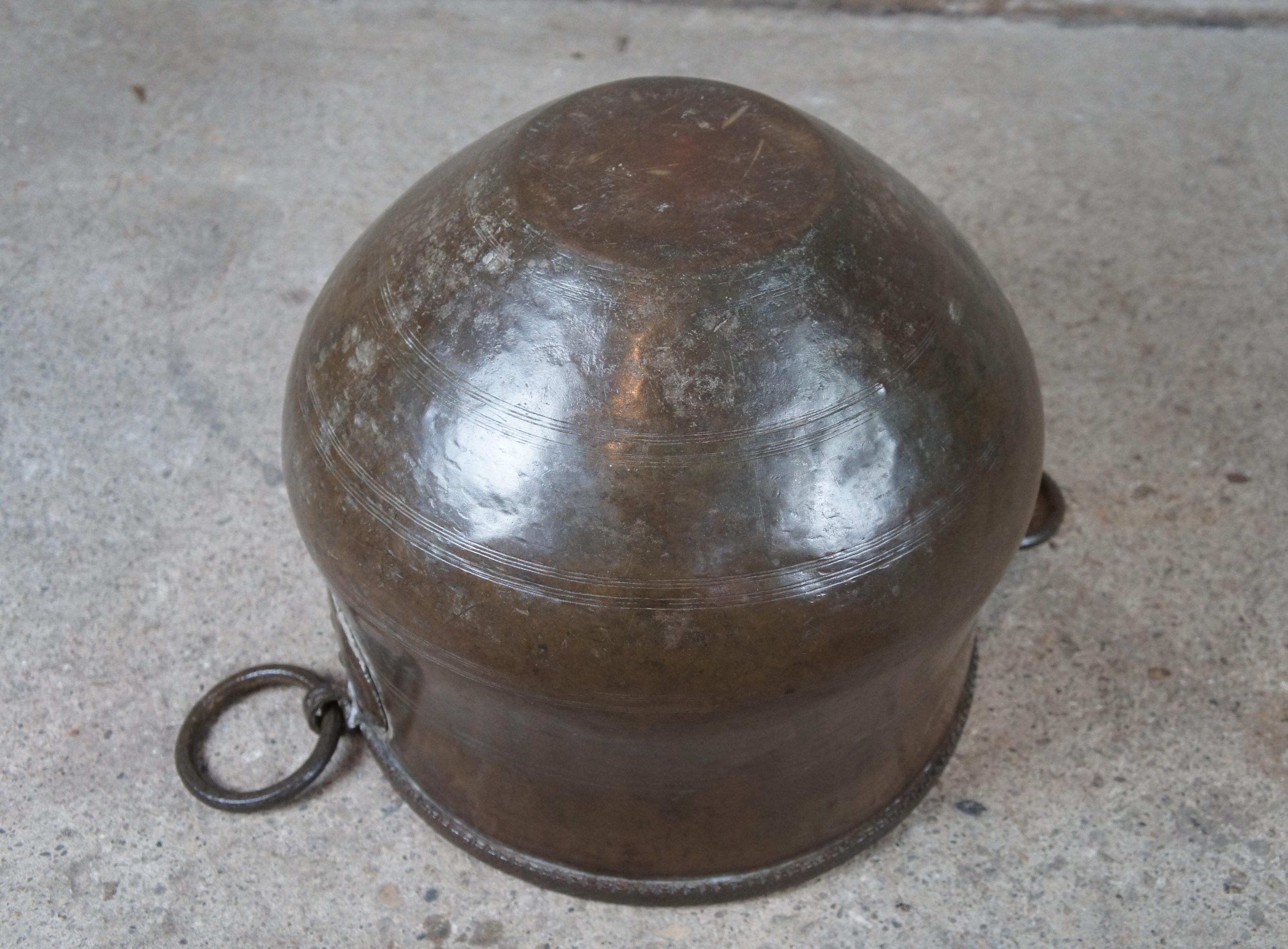 Cuivre Ancien vase en cuivre du 19ème siècle avec poignées en fer Pot à eau Bouilloire Chaudron en vente