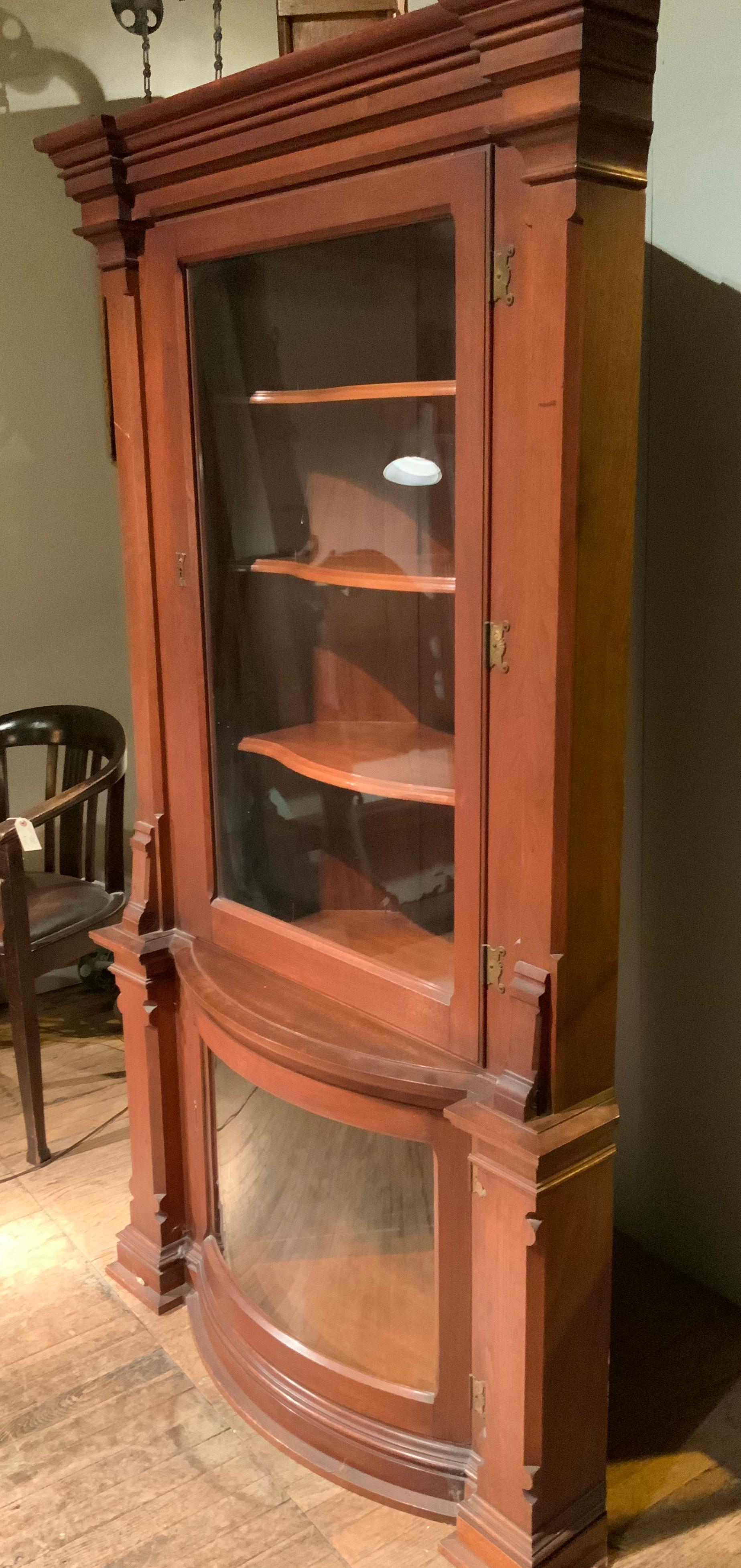 Antique 19th Century Corner Cabinet with Curved Glass In Good Condition In Hudson, NY
