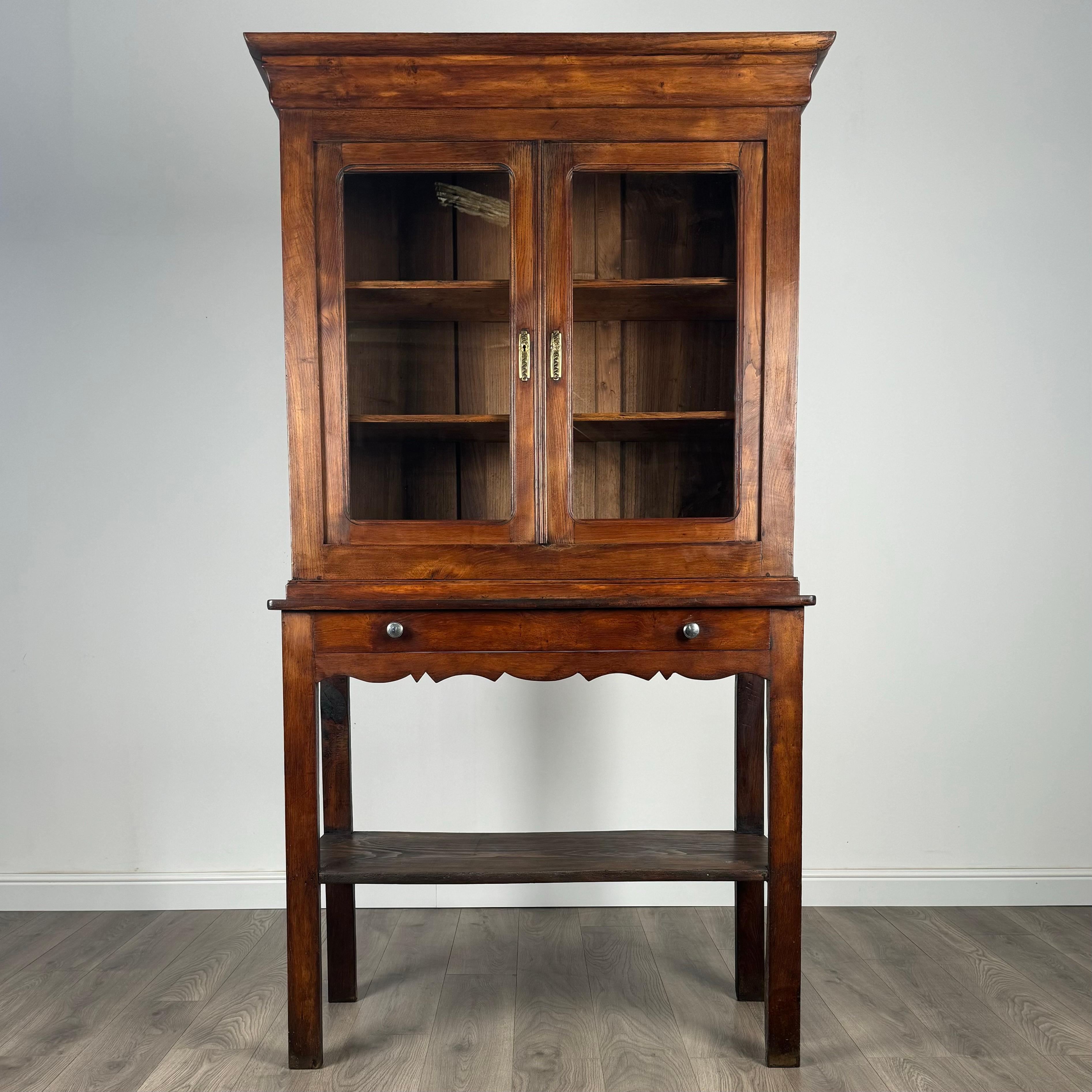 Scopri il fascino del vintage con questo splendido mobile antico in quercia del XIX secolo, risalente al 1870 circa. Realizzato all'insegna dell'eleganza e della praticità, questo mobile è una vera e propria testimonianza dell'artigianato