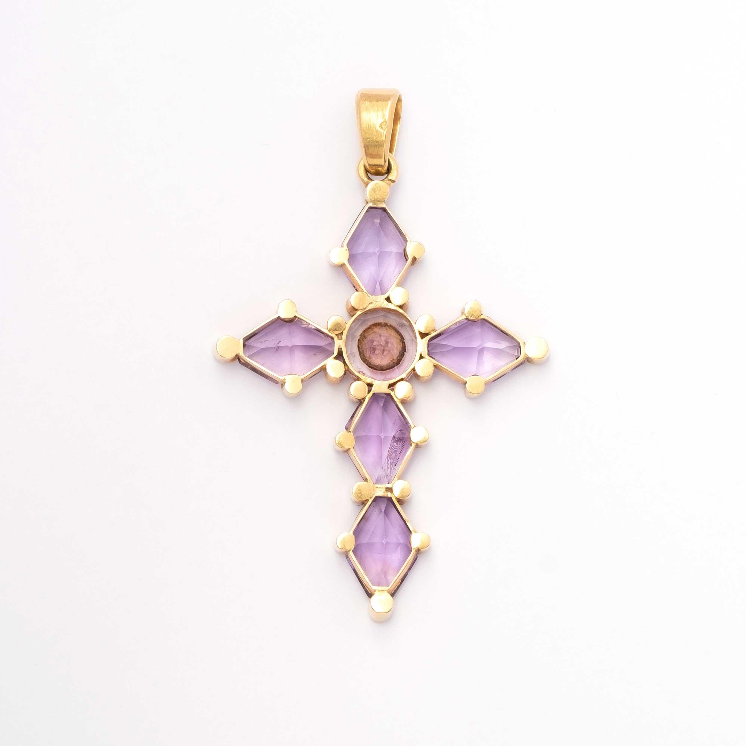 Pendentif ancien en forme de croix datant de la fin du XIXe siècle, réalisé en or 18ct et poinçonné de l'aigle, la marque d'essai française utilisée à Paris depuis 1847. Le pendentif est orné d'améthystes taillées à la main et de perles naturelles,